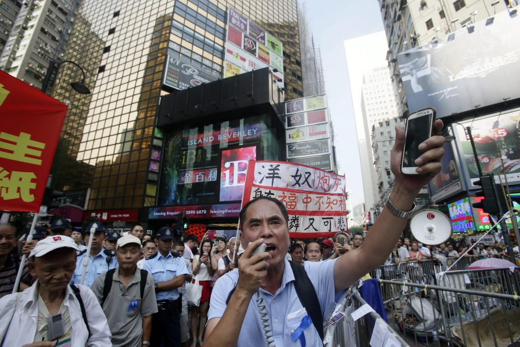 De protestbeweging in Hongkong lijkt gehoor te geven aan de oproep van hoogste bestuurder Leung om de weg naar diens regeringsgebouw vrij te maken. De protestbeweging Occupy Central heeft zondag aangekondigd enkele protestlocaties in Hongkong te verlaten. Er zullen geen sit-ins meer worden gehouden in de wijk Mong Kok. Ook beëindigen betogers een wegblokkade bij het regeringsgebouw waar de hoogste bestuurder van de Chinese stad, Leung Chung Ying, kantoor houdt. De demonstranten kunnen zich aansluiten bij de belangrijkste protesten rondom regeringsgebouwen in de wijk Admiralty. Leung stelde de betogers zaterdag een ultimatum. Hij eiste dat de demonstranten uiterlijk maandag hun blokkades opheffen, zodat de 3000 ambtenaren in de stad weer aan het werk kunnen. De Hongkong Federatie van Studenten (HKFS) zei dat zij wegen naar regeringsgebouwen de hele tijd open heeft gehouden, en dat ambtenaren dus niet thuis hoeven te blijven.