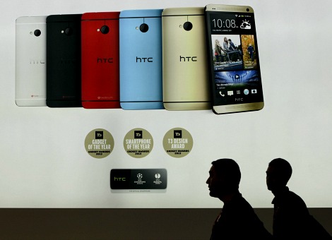 De Taiwanese smartphonefabrikant HTC heeft in het derde kwartaal meer winst geboekt dan verwacht als gevolg van een eenmalige uitkering. Dat bleek uit de cijfers die HTC vrijdag bekendmaakte. Onder de streep hield het bedrijf 640 miljoen Taiwanese dollar (16,7 miljoen euro) over. Analisten hielden over het algemeen rekening met een winst van 501,6 miljoen Taiwanese dollar. De winststijging van de smartphonefabrikant is vooral toe te schrijven aan de eenmalige bate. HTC maakte niet bekend wat de eenmalige uitkering inhield. Toenemende concurrentie HTC profiteerde in het tweede kwartaal nog van een sterke vraag naar zijn nieuwste toestel, de HTC One M8, die eind maart op de markt kwam. Daardoor rapporteerde de smartphonefabrikant in het tweede kwartaal een winst van bijna 2,3 miljard Taiwanese dollar. In voorgaande kwartalen zag HTC de omzet kelderen; het bedrijf sloot twee van de laatste vier periodes af met rode cijfers. HTC heeft veel last van de moordende concurrentie van Samsung, Apple en smartphonemakers uit China zoals Huawei en Xiaomi die met name in opkomende markten stevig aan de weg timmeren. Ook de aanstaande introductie van de nieuwste modellen van Apple doet HTC geen goed. Omzet en bedrijfsresultaat lager In het derde kwartaal zag HTC zowel de omzet als het bedrijfsresultaat teruglopen. De omzet in het derde kwartaal kwam uit op 41,9 miljard Taiwanese dollar. Dat was onder de eigen verwachting van 42 miljard tot 45 miljard Taiwanese dollar die het bedrijf eerder afgaf. Het operationele resultaat was 160 miljoen Taiwanese dollar, waarmee het concern ook beneden de eigen verwachtingen bleef.