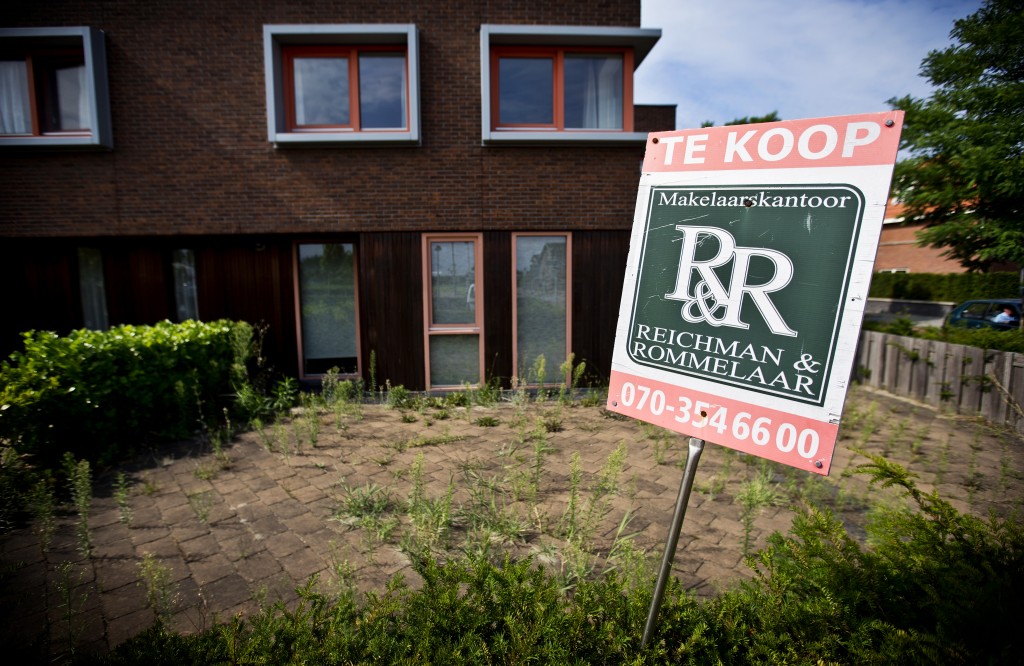 toezichthouder De Nederlandsche Bank (DNB) dat geldverstrekkers alvast voorsorteren op een nieuwe dip van de huizenprijzen. Banken moeten daarom extra financiële buffers aanhouden, als ze hypotheken verstrekken.