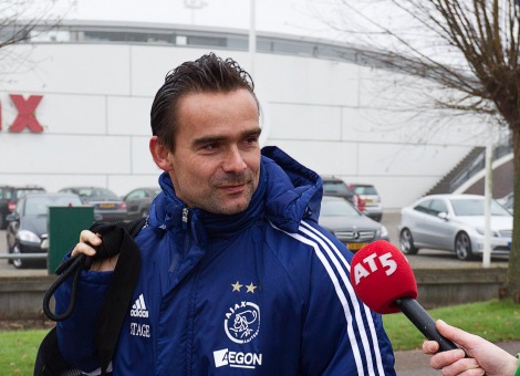 Ajax is erg tevreden over Marc Overmars. De directeur voetbalzaken krijgt een bonus van maar liefst 381.397 euro voor zijn prestaties in het vorige seizoen. Dat is een beduidend hoger bedrag dan zijn jaarsalaris van 250.000 euro. Overmars kreeg de afgelopen maanden veel kritiek omdat Ajax niet veel geld uittrok voor een spits en opvolger voor de vertrokken middenvelder Daley Blind. De laatste vertrok afgelopen zomer voor 17,5 miljoen euro naar Manchester United. Ajax heeft inmiddels een eigen vermogen van meer dan 100 miljoen euro. Sinds de geslaagde revolutie van Johan Cruijff houdt Ajax de hand op de knip. Overmars verdiende met zijn zuinige beleid de bijnaam 'Marc Netto' in Amsterdam. Talenten aangetrokken Met Overmars aan het roer geeft Ajax vooral veel geld uit aan talenten, die als het goed is in de voetsporen treden van Christian Eriksen, Jan Vertonghen, Gregory van der Wiel, Vurnon Anita, Toby Alderweireld, Maarten Stekelenburg en al die anderen. Ajax verkocht de laatste 5 jaar voor zo’n 90 miljoen aan zelf opgeleide spelers. Vergeleken bij dat bedrag werden Kolbeinn Sigthorsson, Nick Viergever en Mike van der Hoorn voor een schijntje aangetrokken. Nog meer bonussen Uit de woensdag gepubliceerde jaarcijfers van Ajax blijkt dat directeur Michael Kinsbergen een bonus van 155.000 euro ontvangt, bovenop zijn jaarsalaris van 325.000 euro. Financieel directeur Jeroen Slop krijgt een extraatje van 38.000. Hij staat jaarlijks voor 225.000 euro op de loonlijst. Ajax veroverde het vorige seizoen voor de vierde keer op rij de landstitel.