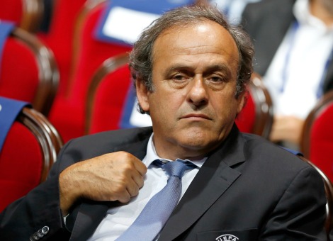 Michel Platini vindt dat het de goede kant opgaat met het Financial Fairplay (FFP) in het Europese voetbal. De voorzitter van de Europese bond UEFA heeft dit dinsdag gezegd tijdens een bijeenkomst met de ministers van Sport in Rome. "We hebben voorheen ondenkbare maatregelen genomen en deze hebben zich nu al bewezen. Het verlies van de Europese clubs was in 2011 1,7 miljard euro en in 2013 was het 800 miljoen. In nog geen 2 jaar is dit bedrag meer dan gehalveerd'', aldus Platini. Een club mag nu volgens de regels van Financial Fairplay niet meer geld uitgeven dan er binnenkomt. "We zijn er mee begonnen om het voetbal op de goede weg te brengen'', stelde Platini. Hij vroeg in Rome aan de ministers steun voor het beleid. Boete voor ManCity en PSG In mei van dit jaar werden de clubs Manchester City en Paris Saint-Germain zwaar gestraft door de UEFA voor overtredingen van de nieuwe financiële regels. Beide landskampioenen kregen een boete van 60 miljoen euro, waarvan 40 miljoen terug te claimen is. Volgens de UEFA hebben ManCity en Paris Saint-Germain zichzelf door buitensporige investeringen een groot voordeel op andere clubs gegeven. Zowel de Engelse als de Franse kampioen heeft een steenrijke sjeik als eigenaar. De UEFA legde lichtere straffen op aan zeven andere clubs wegens de grote instabiliteit in de financiële huishouding. Daartoe behoren Galatasaray, de Turkse club van Wesley Sneijder, en Zenit Sint-Petersburg uit Rusland. Ook Bursaspor, Trabzonspor (beide uit Turkije), Roebin Kazan, Anzji (beide uit Rusland) en Levski Sofia uit Bulgarije kregen sancties vanwege het financiële wanbeleid.