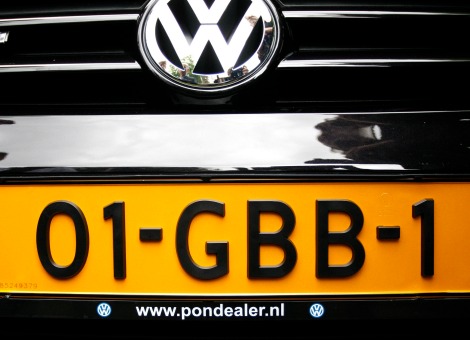 Eigenaren van Volkswagens kunnen deze maand hun kentekenplaten gratis laten vastlijmen bij de dealer om het criminelen moeilijk te maken die te stelen. Dat maakte VW-importeur Pon woensdag bekend. "We proberen de platen op grote schaal vast te lijmen aan de auto's, diefstal ervan is een groeiend probleem'', zegt een woordvoerder. Jaarlijks worden in Nederland duizenden kentekenplaten van auto's gestolen voor gebruik bij autodiefstal, om boetes of wegenbelasting te ontduiken, of om brandstof te stelen. Kentekenplaten zitten meestal met slechts twee schroeven aan de auto bevestigd of zitten in een houder vastgeklikt. Daardoor zijn ze eenvoudig te stelen.