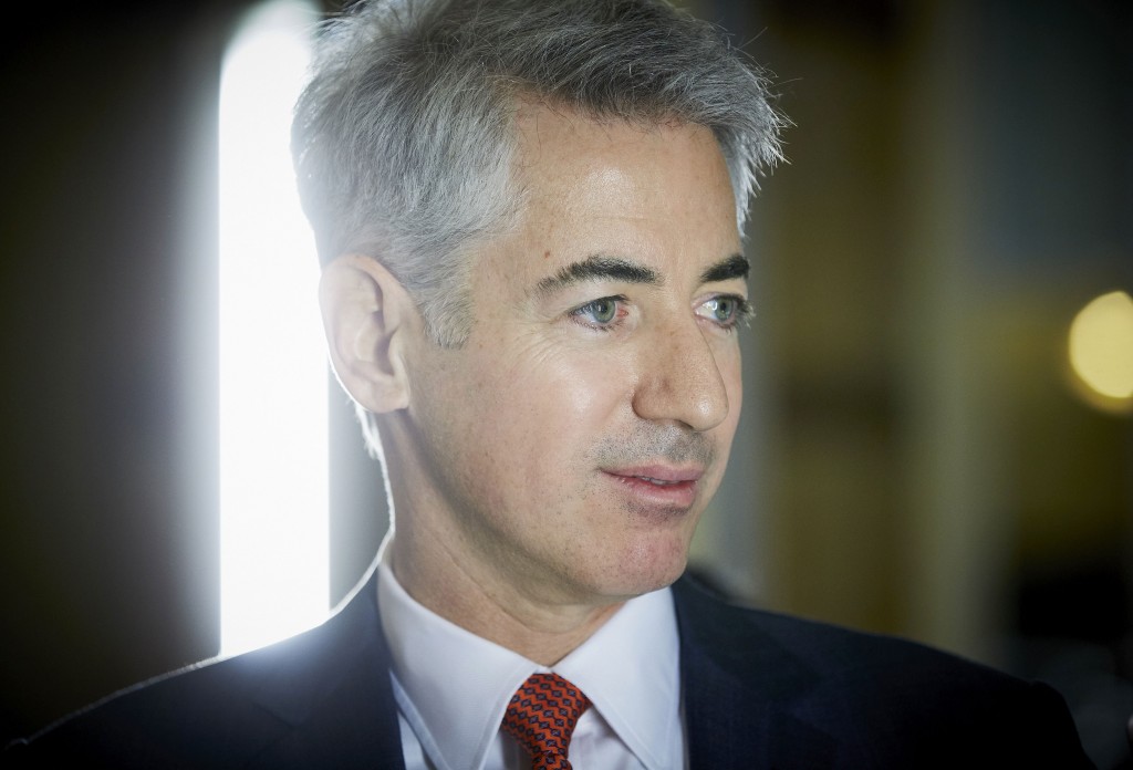 Het Amerikaanse beleggingsfonds Pershing heeft niets met Nederland. Op de belastingen na dan. Het fonds gokt vooral op een overname van botoxmaker Allergan. Patrick Beijersbergen legt uit. Er was een tijd dat Nederlanders massaal de straat opgingen om van de hier gestationeerde Amerikaanse kernwapens af te komen. Amerikanen spraken van Hollanditis. Ze hadden geen idee waar Nederland lag, maar die mensen daar waren niet helemaal goed bij hun hoofd. Tegenwoordig zetten Amerikanen hier geen kernwapens meer neer maar brievenbussen. Nederland is een belastingparadijs. Zo kwam vorige week een Amerikaans beleggingsfonds genaamd Pershing Square naar het Damrak.