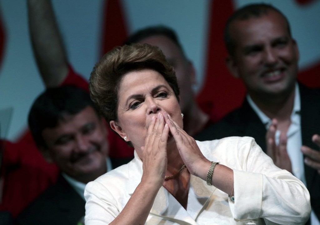 De Braziliaanse beurs ging maandag omlaag na de herverkiezing van Dilma Rousseff tot president. Kort na de openingsbel noteerde de hoofdindex in São Paulo, de Ibovespa, ruim 6 procent in de min. Na korte tijd was dat teruggebracht tot een verlies van 5,3 procent op 49.171 punten. "Er is een enorme teleurstelling bij beleggers dat er geen winst voor de oppositie is'', aldus een handelaar. De bedrijven die zijn opgenomen in de Ibovespa, verloren sinds Rousseff in januari 2011 voor het eerst werd gekozen 553 miljard dollar aan beurswaarde.