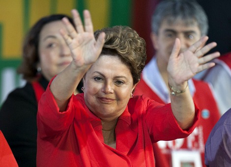 Nederlanders die zakendoen met Brazilië zijn kritisch over het economische beleid van de afgelopen jaren. Met presidentsverkiezingen van zondag voor de deur hopen ze op een nederlaag voor de linkse Dilma Rousseff, het huidige staatshoofd van het Zuid-Amerikaanse land. Maar een sterke tegenkandidaat is er niet. Brazilië gaat op 5 oktober van dit jaar naar de stembus om een nieuwe president te kiezen. Presidente Dilma Rousseff gaat de race aan voor een tweede termijn van 4 jaar. De kans dat Rousseff wordt herkozen, lijkt aanzienlijk te zijn geslonken. Het afgelopen jaar gingen duizenden mensen de straat op om te demonstreren tegen bezuinigingen op publieke diensten, de corruptie en de grote uitgaven voor het WK voetbal en de Olympische Spelen die in 2016 in Brazilië worden gehouden. Rousseff deed te weinig voor mkb "Als je rondvraagt, zijn alle ondernemers voor Aécio Neves, de centrumkandidaat", zegt Hans Blankenburgh, ontwerper van mobiele apps in Rio de Janeiro. "Je wilt absoluut niet dat Dilma doorgaat. Ze heeft heel weinig voor het midden- en kleinbedrijf gedaan en dat is de economische motor. In de Verenigde Staten bijvoorbeeld is de rente laag en is het dus makkelijker voor het midden- en kleinbedrijf om te lenen en te investeren. In Brazilië is de rente heel erg hoog, tussen de 3 en 6 procent per maand en is het land dus niet competitief." Hoge belastingdruk Volgens Blankenburgh is het Braziliaanse bedrijfsleven te weinig innovatief en die mening wordt onderschreven door Caspar van Rijnbach, consultant bij een groot internationaal consultancybedrijf in São Paulo, de grootste stad van Brazilië. Van de bedrijven zelf zijn ook weinig initiatieven gekomen om te vernieuwen, tekent Van Rijnbach aan. "Maar die zeggen dan dat dat komt door de hoge belastingdruk." Petra Benes uit het Groningse Haren adviseert Nederlandse ondernemers die met Brazilië zaken willen doen. Ook zij noemt de hoge belastingen als probleem, evenals de hoge importtarieven en de slechte infrastructuur. "Wanneer je als Nederlander daar zaken wilt doen, heb je tijd, geld en doorzettingsvermogen nodig. Het registreren van een product kan jaren in beslag nemen." Hans Blankenburgh hoopt dat Marina Silva, tweede in de peilingen, de verkiezingen wint. Aécio Neves, de eigenlijke favoriet van het bedrijfsleven, staat derde in de peilingen en maakt dus weinig kans. Ook Silva heeft beloofd een vriendelijker beleid voor het bedrijfsleven te voeren. Steun aan de armen Caspar van Rijnbach vindt dat geen enkele kandidaat duidelijk heeft gemaakt hoe hij de stagnerende economie weer uit het slop wil trekken. "Ze zeggen bijvoorbeeld dat ze een miljard in onderwijs willen steken, maar leggen niet uit wat ze ermee willen doen." Hij denkt dat Dilma Rousseff herkozen wordt vanwege haar steun aan de armen. "Maar ze wekt geen vertrouwen met hoe ze de problemen aanpakt. Het is pappen en nathouden.''