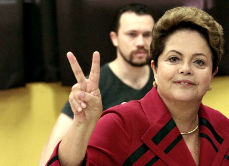 President Dilma Rousseff van Brazilië heeft in de presidentverkiezingen de meeste stemmen gekregen. Rousseff, van de linkse Arbeiderspartij (PT), is met 41 procent van de stemmen echter niet herkozen, omdat het niet een absolute meerderheid is. De Brazilianen mogen over twee weken opnieuw naar de stembus voor een tweede stemronde. Rousseff is sinds begin 2011 aan de macht en leek aanvankelijk moeiteloos een tweede ambtstermijn te bemachtigen dankzij haar sociale en genereuze beleid. Maar toen haar voornaamste tegenstander Eduardo Campos van de Braziliaanse Socialistische Partij (PSB) in augustus verongelukte, werden de peilingen minder rooskleurig voor de president. In de tweede ronde zal de president het opnemen tegen de centrumrechtse Aécio Neves van de Sociaaldemocratische partij (PSDB). Hij kreeg 34 procent van de stemmen, vooral vanwege de toegenomen onvrede onder de bevolking over de haperende economie en de toegenomen corruptie in Brazilië. Marina Silva van de Braziliaanse Socialistische Partij (PSB) kwam niet verder dan 21 procent van de stemmen.