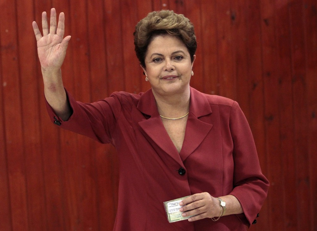 De zittende president van Brazilië, Dilma Rousseff is opnieuw verkozen, met een zeer nipte marge. De tegenstellingen tussen links en rechts verdelen het land scherp. Dilma Rousseff blijft aan de macht in de Brazilië. De zittende president van de linkse Arbeiderspartij won de verkiezingen zondag nipt van haar uitdager, Aécio Neves. Rousseff kreeg de steun van circa 52 procent van de kiezers, terwijl de centrumrechtse Neves bleef steken op 48 procent. Sinds het land in 1985 de democratie invoerde is het niet voorgekomen dat een kandidaat de verkiezingen won met zo'n kleine marge.