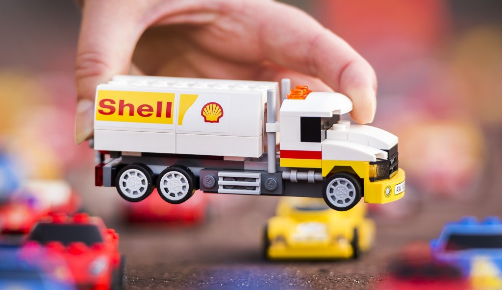 Speelgoedfabrikant Lego stopt na bijna 50 jaar met het gebruik van het beeldmerk van oliemaatschappij Shell in zijn bouwdozen. Aanleiding is een campagne van milieuorganisatie Greenpeace, waarin Legofiguurtjes worden gebruikt om olieboringen van Shell in het Noordpoolgebied aan de kaak te stellen. Lego kiest geen partij in het conflict, maar laat weten Greenpeace niet langer een forum te willen bieden om Shell aan te vallen. Het bedrijf zal het bestaande marketingcontract met Shell, dat in 2011 werd afgesloten, gewoon uitdienen. Een verlenging zit er "zoals de zaken er nu voorstaan" evenwel niet in, zei topman Jørgen Vig Knudstorp.