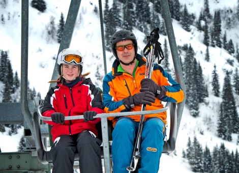 Een skivakantie is niet goedkoop. Behalve aan de reis en het verblijf moet je ook flink in de buidel tasten voor skipassen en een skiuitrusting. Hoe houd je de kosten binnen de perken? Naar verwachting ruim een miljoen landgenoten gaan de komende maanden op wintersport. Een weekje skiën kost gemiddeld zo'n 600 euro per persoon. Voor een gezin van vier personen komt dat neer op ruim 2.000 euro. Door slimme keuzes te maken kun je flink besparen op dit bedrag. Ga in het laagseizoen Ben je niet gebonden aan schoolvakanties, boek je wintersportvakantie dan in het voor- of naseizoen: de eerste drie weken van januari of na half maart. Je betaalt dan een stuk minder voor de accommodatie en voor een eventuele treinreis. Mijd hotspots Alpenlanden zijn populair, maar wel relatief duur. Wil je echt voordelig uit zijn, richt je blik dan eens oostwaarts. In landen als Roemenië, Tsjechië, Bulgarije, Slovenië, Macedonië en Bosnië-Herzegovina ben je voor een weekje skiën al snel de helft goedkoper uit dan in een groot wintersportoord in Oostenrijk. Ook wat dichter bij huis, in het Sauerland en het Zwarte Woud, zijn de prijzen voor overnachtingen vaak een stuk vriendelijker. Bedenk wel dat veel van deze wintersportoorden wat minder hoog liggen en dus minder sneeuwzeker zijn. Ook zijn sommige skigebieden wat kleiner. Neem ook de kosten voor het vervoer in je afweging mee. Voor een vakantie in Oost-Europa zul je waarschijnlijk het vliegtuig moeten pakken. Vlieg je met een low budget maatschappij, dan kunnen de kosten meevallen, maar je kunt per saldo ook duurder uit zijn. Gaat je voorkeur uit naar de Alpen, dan kun je geld besparen door een accommodatie te kiezen die wat verder van de skipiste af ligt. Vaak kun je gebruik maken van een gratis skibus. Ga naar de boer of een camping Ook in Oostenrijk, Frankrijk, Zwitserland of Italië is het mogelijk om met een beperkt budget te overnachten. Een appartement is vaak goedkoper dan een hotel, omdat je niet buiten de deur hoeft te eten. Nog voordeliger is logeren bij een boer (agritoerisme). Een andere optie is kamperen op een wintercamping. Reken hiervoor op circa 400 euro voor een gezin van vier personen, in een populair wintersportoord. Zorg wel voor een goed geïsoleerde en geventileerde caravan en een goede voortent. Sommige campings beschikken over een droge stalling voor ski's. Boek zelf Je kunt ook geld besparen als je rechtstreeks je accommodatie boekt. Kies je voor een reisorganisatie, boek dan heel vroeg of juist heel laat, zodat je kunt profiteren van een vroegboekkorting of een last-minute aanbieding. Ook via een veilingsite kun je soms een interessante deal sluiten. Let wel goed op de vertrekdata. Kies het voordeligste vervoer Reis je met vier of vijf personen, dan is de auto vaak het goedkoopste vervoermiddel. Voor een retourtje met een dieselauto moet je rekenen op circa 200 euro en voor een benzineauto op ongeveer 290 euro. Zorg wel voor winterbanden, want deze zijn in veel landen verplicht, op straffe van een forse boete. Je kunt de reiskosten wat drukken door je tank in het goedkoopste land te vullen. Snuffel ook eens naar busreizen, in combinatie met accommodatie en een skipas. Hier zitten vaak interessante aanbiedingen bij. Je bent wel gebonden aan een opstapschema en dus wat minder flexibel. Ook gelden er beperkingen in de hoeveelheid bagage die je mag meenemen. Meestal ligt de limiet op één grote koffer van maximaal twintig kilogram, plus een ski-uitrusting. Levensmiddelen mag je meestal niet meenemen. Ga je met de bus, zorg er dan voor dat je vlakbij de piste of de halte van de skibus logeert. Je hebt immers geen auto tot je beschikking. Tijdens het wintersportseizoen rijden er ook treinen naar de bergen. De prijs hangt af van het comfort: een zitplaats is duurder dan een slaapplaats. Voor een slaapplaats met de Alpenexpress naar Oostenrijk in het hoogseizoen moet je rekenen op circa 250 euro per persoon, plus enkele tientjes voor het vervoer naar je wintersportplaats. Een slaapcoupé voor zes personen huren kost 1.524 euro, ofwel 254 euro per persoon. Kies je voor het laagseizoen, dan betaal je ongeveer de helft minder. Er bestaan ook skitreinen voor jongeren. Deze zijn een stuk voordeliger. Vergelijk skipassen Skipassen nemen een flinke hap uit het vakantiebudget. De kosten variëren van 70 euro tot meer dan 200 euro voor zes dagen. Op deze website kun je de prijzen vergelijken. Een skipas voor meer dagen is meestal goedkoper dan losse dagkaarten. Maar als je onverhoopt een dag niet gaat skiën krijg je geen geld terug. Soms krijg je korting op een skipas als je deze reserveert in combinatie met een busreis of accommodatie. In veel skioorden kun je kiezen voor verschillende passen. Ben je een beginner of reis je met kleine kinderen, kies dan een pas voor een kleiner gebied. Bespaar op je ski's Je kunt ski's huren in verschillende prijsklassen. Voor de meest eenvoudige ski's moet je rekenen op 70 tot 80 euro voor zes dagen. Ski's uit het middensegment kosten 90 tot 110 euro en de meest geavanceerde exemplaren 115 tot 130 euro. Schoenen huur je voor circa 40 tot 50 euro per week. Soms krijg je korting als je alvast ski's reserveert bij je boeking. Huur je ski's in Nederland, dan ben je vaak iets duurder uit dan wanneer je dat ter plaatse doet. Ook moet je de ski's zelf naar je vakantieadres vervoeren. Daar staat tegenover dat er meer tijd is om een keuze te maken. Wil je eigen ski's hebben, dan moet je 400 tot 700 euro neertellen, afhankelijk van de kwaliteit en de gebruikseisen. Daar komt jaarlijks nog circa 20 euro bij om de ski's te laten slijpen en waxen. Daarmee heb je de aanschaf er na circa zes jaar uit. Behalve de kosten spelen meer overwegingen een rol. Het voordeel van huren is dat je steeds de keuze hebt uit de nieuwste modellen en dat je de ski's niet zelf hoeft te vervoeren en te onderhouden. Het voordeel van kopen is dat je je uitgebreid kunt laten voorlichten. Wie zich in het hoogseizoen bij de lokale Skiverleih meldt, moet vaak aansluiten in een lange rij. Wil je besparen op de aankoop van ski's, ga dan eens shoppen in een ski-outlet of via Marktplaats. Je kunt ook overwegen om de ski's te kopen die je net hebt gehuurd. Vaak krijg je dan een aantrekkelijke korting. Bovendien weet je alvast dat de ski's bevallen. ... en je kleding Ook skikleding kun je huren. Ga je eenmalig op wintersport of zijn je kinderen nog in de groei, dan is dat het overwegen waard.
