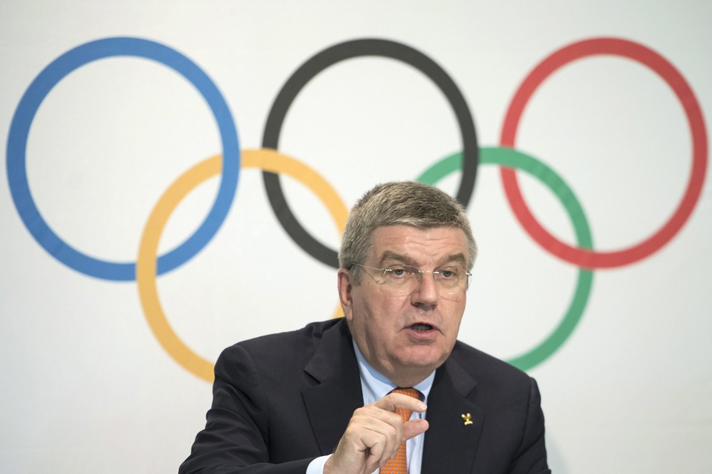 Het binnenhalen en organiseren van de Olympische Spelen moet goedkoper worden. De huidige hoge kosten weerhouden steden ervan zich kandidaat te stellen. Dat zei voorzitter Thomas Bach van het Internationaal Olympisch Comité donderdag in reactie op het wegvallen van Oslo voor de Winterspelen van 2022. "We zien aan de biedingen voor 2022 dat de wereld in een financiële crisis verkeert en dat mensen terecht vragen stellen over de hoge kosten. Daarom staat kostenvermindering van de Spelen hoog op onze agenda van onze komende IOC-sessie in december in Monaco'', aldus Bach. Door het wegvallen van Oslo zijn alleen nog Peking (China) en Almati (Kazachstan) in de race voor het houden van de Winterspelen over 8 jaar. "Twee kandidaten met interessante benaderingen'', vond Bach, die zich realiseert dat steden terugschrikken voor biedingskosten van 100 miljoen dollar en het recordbedrag van 40 miljard euro dat Sotsji uitgaf aan de organisatie van de recente Winterspelen. "We moeten de filosofie van de kandidaatstelling veranderen. In het verleden vroegen we de steden om aan de voorwaarden van het IOC te voldoen, maar we moeten er naar toe dat steden zelf aangeven hoe de Spelen het beste passen bij hun eigen toekomstige ontwikkeling."