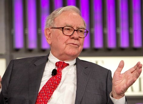 Superbelegger Warren Buffett maakt ook weleens fouten. Het orakel van Omaha geeft toe dat de investering in de Britse supermarktketen Tesco een "grote fout" is geweest. De koers van Tesco is dit jaar met 45 procent gekelderd na een boekhoudschandaal. Vorige week maakte de Britse financiële waakhond FCA bekend dat het een onderzoek is begonnen naar Tesco vanwege het afgeven van een veel te hoge winstverwachting. In het handelsbericht dat de grootste Britse supermarktketen op 29 augustus uitbracht, werd een prognose gegeven voor een operationele winst van 1,1 miljard pond in de 6 maanden tot 23 augustus. Dat is een overdrijving van 250 miljoen pond, omgerekend zo'n 317 miljoen euro. Onderzoek Tesco Tesco, dat dit jaar al met diverse andere problemen kampt en daarom zijn topman de laan uitstuurde, heeft onder meer Deloitte opdracht gegeven om uit te vogelen hoe de blunder is ontstaan. Ook de externe juridisch adviseurs van Tesco bekijken de zaak. Een aantal bestuurders is tijdelijk geschorst, waaronder Chris Bush die verantwoordelijk is voor de Britse activiteiten. "We hebben een serieus probleem gevonden en hebben daarop naar rato gereageerd", zei de nieuwe topman Dave Lewis vorige maand. "We zullen opnieuw ingrijpen als de uitkomst van het onderzoek duidelijk wordt", voegde hij toe. Buffett verliest honderden miljoenen Als gevolg van de malversaties verdampte vorige maand 3 miljard pond (omgerekend 3,9 miljard euro) aan beurswaarde van de grootgrutter. Warren Buffett verloor daardoor honderden miljoenen. Buffett kocht voor het eerst aandelen Tesco in 2006, toen de supermarktketen volop aan het uitbreiden was in het Verenigd Koninkrijk en plannen had om naar de Verenigde Staten te gaan. Dat laatste draaide uit op een flop; Tesco deed hun Amerikaanse poot Freshy & Easy vorig jaar van de hand. Het verlies bedroeg ruim 2 miljard euro. Buffett bleef in al die jaren aandelen Tesco kopen en zag zijn belang oplopen tot 4,1 procent. Daarmee is hij de derde grootste aandeelhouder van de Britse grootgrutter. Van de vijftien grootste belangen die Buffett heeft in bedrijven, is Tesco de enige die hem tot nu toe een verlies oplevert. "Ik heb een fout gemaakt met Tesco", zegt Buffett donderdag in een gesprek met de Amerikaanse zender CNBC. "Dat was een grote fout van mij." Buffett boert goed Overigens hoeft Buffett niet op een houtje te bijten. Door de winsten die hij opstrijkt met beleggingen in een breed scala van bedrijven op zak te houden, heeft Buffett zijn bedrijf uitgebouwd tot het op vier na grootste imperium ter wereld gemeten naar marktwaarde. Berkshire Hathaway is onder meer eigenaar van spoorwegbedrijven, verzekeraars, kranten, meubelzaken, juweliers en kledingketens. Vorig jaar behaalde Berkshire Hathaway een recordwinst van 6,4 miljard dollar. Het vermogen van Buffett wordt door zakensite Forbes geschat op 67,4 miljard dollar.