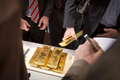 goud Zwitsers mogen stemmen over hun eigen goud. Dat kan verkeerd uitpakken, zo vreest de centrale bank van het land. Op 30 november mogen Zwitsers stemmen over het initiatief 'Red Ons Zwitserse Goud'. De indieners van de Zwitserse Conservatieve Partij vinden het maar niets dat er zo weinig echt goud staat tegenover het geld dat de Zwitserse centrale bank uitgeeft. Ze willen dat de Centrale Bank ervoor zorgt dat goud binnen vijf jaar minstens 20 procent van de bezittingen uitmaakt.