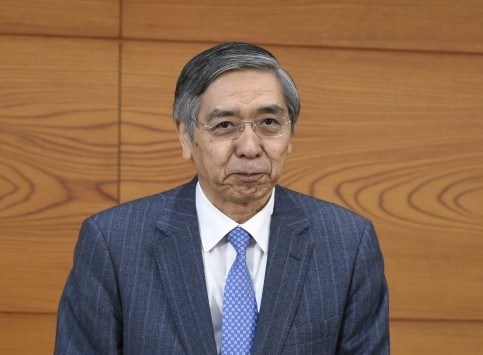 Japanse bedrijven moeten hun geld laten rollen en meer investeren in personeel en machines. Dat stelde de Japanse centralebankpresident Haruhiko Kuroda donderdag. Kuroda tracht met een zeer ruim monetair beleid een einde te maken aan de deflatie en de zeer trage economische groei die Japan jarenlang hebben gekenmerkt. De afgelopen tijd is er van succes op dat vlak echter weinig sprake. Mede door een verhoging van de btw kwam de Japanse economie dit jaar weer in een recessie terecht, terwijl de dalende olieprijs de inflatie drukt. In navolging van premier Shinzo Abe richtte Kuroda daarom zijn pijlen op de bedrijven. Die moeten zich aanpassen aan een nieuwe realiteit en kunnen met hun investeringen de groei naar een hoger plan tillen, stelde hij. ,,Bedrijven die zich snel aanpassen, zullen de winnaars zijn en kunnen van een grote welvaart genieten'', aldus de centralebankpresident. Stimuleringsbeleid Japanse exporteurs profiteren van het stimuleringsbeleid, dat onder meer heeft gezorgd voor een forse daling van de yen ten opzichte van de dollar en de euro. Daardoor worden Japanse producten aantrekkelijker op de internationale markten. Ondertussen wordt het ook steeds goedkoper voor de Japanse overheid om geld te lenen. Donderdag wist Japan voor het eerst in de geschiedenis leningen met een looptijd van twee jaar te plaatsen tegen een negatieve rente. Dat betekent dat investeerders geld toeleggen op het geld dat ze uitlenen. De rente op bestaande tienjarige staatsobligaties zakte daarnaast tot het ongekend lage niveau van 0,3 procent.