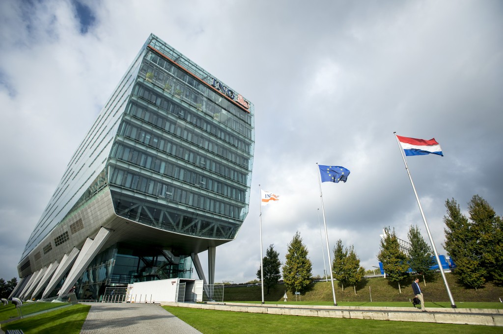 ING heeft in het derde kwartaal een onderliggende nettowinst geboekt van 1,1 miljard euro, ruim een derde meer dan een jaar eerder. De bank profiteerde van hogere rentebaten en lagere voorzieningen voor slechte leningen. Dat maakte ING woensdag bekend. Het onderliggende resultaat voor belastingen nam eveneens met meer dan een derde toe tot 1,5 miljard euro. Onder de streep bleef 928 miljoen euro over, ruim zes keer zo veel als een jaar eerder. Meer vraag naar leningen Het voorzichtige herstel van de Nederlandse economie vertaalde zich voor ING in een aantrekkende vraag naar krediet, zei topman Ralph Hamers in een toelichting. ING breidde de kredietverlening in het derde kwartaal met 3,3 miljard euro uit. Dat werd mede mogelijk gemaakt door een netto-instroom van toevertrouwde middelen van 4,3 miljard euro. De bank hoefde ook minder geld opzij te zetten voor eventuele stroppen: 322 miljoen euro tegen 552 miljoen euro een jaar eerder. Over de economische ontwikkelingen elders in Europa is ING evenwel minder positief geworden, zei Hamers. Hij verwacht dat de bank voorlopig nog flinke bedragen in de stroppenpot moet blijven storten.
