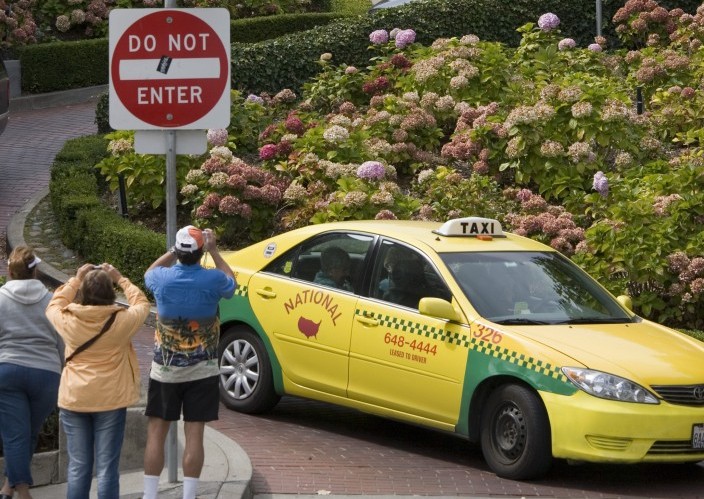 Amazon bekijkt of het uit kan om taxichauffeurs pakjes te laten bezorgen. Daarvoor maakt het gebruik van de taxi-app Flywheel, een concurrent van taxidienst Uber. 's Werelds grootste internetwinkel experimenteert momenteel met pakjesbezorging door taxi's in Los Angeles en en San Francisco, schrijft The Wall Street Journal donderdag. Via de de taxi-app Flywheel wordt een taxi besteld voor een aantal pakjes in hetzelfde postcodegebied. De chauffeur krijg vervolgens 5 dollar per afgeleverd pakje. Amazon is dit jaar serieus aan het kijken naar alternatieve manieren om pakjes te bezorgen. Zo begint het in New York een winkel en tevens afhaalpunt. Voor de wat langere termijn experimenteert het met bezorgdrones. Volgens de krant is één van de redenen voor de bezorginitiatieven van Amazon dat pakjes verstuurd met vervoerders als UPS en FedEx veel vertraging oplopen, met name rond de voor Amazon zo belangrijke feestdagen. Concurrentie belooft steeds vaker snelle bezorging Het snel afleveren van pakjes is bovendien steeds belangrijker geworden nu supermarkten en andere retailers de concurrentie aangaan met Amazon met eigen bezorgservices. Vaak kan de klant zijn bestelling of dezelfde dag nog ophalen bij een afhaalpunt, of wordt een pakje door freelance-bezorgers dezelfde dag nog bezorgd. Als de proef met de taxi's slaagt, heeft Amazon zonder zelf veel te moeten investeren een bezorgdienst die pakjes binnen een dag kan afleveren. Daarnaast heeft het ook een alternatief geschapen voor bedrijven als UPS, FedEx en het Nederlandse TNT Express. Amazon zou op dit moment volgens de zakenkrant ook veel geld investeren in software die kan berekenen wanneer, welke bezorgdienst het meest effectief is.