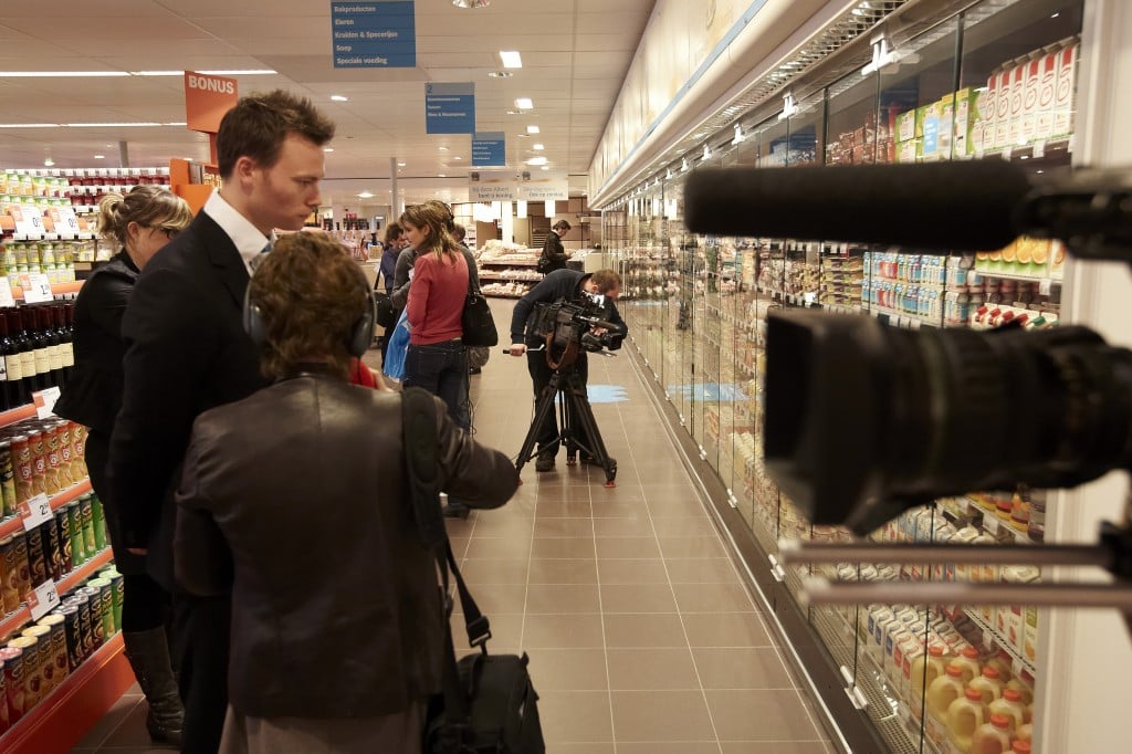 De Belgische tak van Albert Heijn groeit en wordt daarbij ook steeds 'Vlaamser'. Volgens Luc de Baets, de algemeen directeur van Albert Heijn België, zijn inmiddels zo'n 1500 artikelen in de filialen bij onze zuiderburen ,,typisch Vlaams''. Albert Heijn is sinds 2011 actief in Vlaanderen. Afgelopen week werd de 25e winkel geopend. Daarmee is de supermarktketen precies halverwege de ambitie om tegen eind 2016 50 Belgische filialen te hebben.