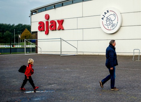 ABN Amro heeft zich voor 3,5 jaar als sponsor verbonden aan Ajax. De bank komt onder meer op de shirts van de jeugd, de vrouwen en de zaterdagamateurs te staan. Ook wordt de naam van de bank prominent zichtbaar op sportpark de Toekomst. Dat maakte de Amsterdamse voetbalclub donderdag bekend. ABN Amro betaalt Ajax gemiddeld 2,5 miljoen euro per jaar. Daarnaast is er een variabel deel van maximaal 300.000 euro per jaar afgesproken. Het contract gaat per 1 januari 2015 in. De bank was eerder jarenlang hoofdsponsor van Ajax.