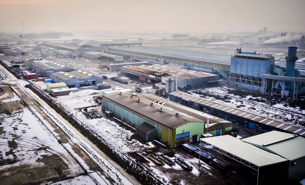 De vorig jaar failliet verklaarde aluminiumsmelter Aldel wordt begin volgend jaar weer opgestart. Belangrijkste reden: goedkopere stroom is in aantocht. De fabriek kan weer open omdat er binnen drie jaar een stroomkabel komt tussen Duitsland en Delfzijl, waardoor Aldel kan profiteren van goedkopere stroom. Dat meldde Aldel donderdag. Volgens de Amerikaanse grootaandeelhouder Gary Klesch spelen ook verbeterde marktomstandigheden Aldel in de kaart. De verwachting is dat er eind volgend jaar weer tweehonderd mensen bij de aluminiumsmelter werken. Vorig jaar raakten zeshonderd werknemers hun baan kwijt. Een deel van hen heeft al ander werk.