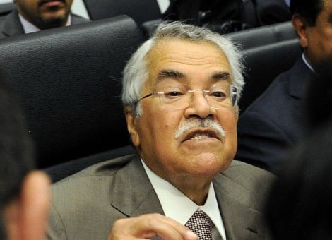 Saudi-Arabië is niet van plan om zijn olieproductie ook maar enigszins terug te schroeven. Minister van Olie Ali Al-Naimi zei woensdag op bezoek in Berlijn dat het land zo veel olie levert als zijn afnemers nodig denken te hebben. Saudi-Arabië is 's werelds grootste olieproducent. Mede door een overaanbod van de grondstof halveerde de olieprijs in de afgelopen maanden. Landen binnen het kartel van olie-exporterende landen OPEC riepen daarop de andere leden op de productie terug te schroeven, om de prijsval tegen te gaan. Veel OPEC-leden zijn bezorgd over de gevolgen van de sterk gedaalde olieprijzen op hun begrotingen. Al-Naimi wil echter niets weten van een lagere productie "tenzij klanten weigeren het product aan te schaffen", zo zei hij. De minister acht die optie echter onwaarschijnlijk omdat in zijn ogen Saudi-Arabië wordt beschouwd als de meest betrouwbare leverancier te wereld. Groter aanbod Amerikaanse olie Door de productie op niveau te houden wil Saudi-Arabië onder meer tegenwicht bieden aan de verdere groei van de Amerikaanse olieproductie. De sterke groei van het aanbod van olie was de afgelopen maanden een van de drijvende krachten achter de enorme daling van de olieprijs. Halverwege vorig jaar kostte Brentolie, de maatstaf voor olie uit het Midden-Oosten en Europa, nog bijna 116 dollar per vat. De prijs van olie gaat de afgelopen weken stevig op en neer. Op 13 januari werd na maanden van nagenoeg onafgebroken dalingen een voorlopig dieptepunt bereikt, van iets meer dan 45 dollar per vat. Woensdagmiddag stond de prijs van Brent 0,7 procent in de min op 60,60 dollar per vat. 'Extra risico's bedrijfsleven door olieprijs' Volgens verzekeringsmakelaar Aon zorgt de sterk gedaalde olieprijs voor extra politieke risico's voor het bedrijfsleven in veel opkomende landen. Dat meldde de risico-adviseur op basis van de jaarlijkse Political Risk Map. Volgens Aon kunnen overheden financiële problemen krijgen door de lage olieprijs, waardoor er risico's zijn bij de betaling in harde valuta en inmenging van de politiek in de economie. Met name in olieproducerende Afrikaanse landen zoals Angola, Ghana, Libië en Mozambique lopen bedrijven een groter risico op problemen met betalingen in en overheden die niet aan de financiële verplichtingen kunnen voldoen, aldus Aon. Dit geldt ook voor landen als Rusland, Iran en Venezuela. Verder zorgt ook de strijd tegen terreurgroeperingen zoals IS en Boko Haram voor extra risico's voor het internationale bedrijfsleven, net als het conflict in het oosten van Oekraïne. In totaal namen de politieke risico's in twaalf van de onderzochte 163 opkomende economieën toe, terwijl in zeven landen de situatie voor het bedrijfsleven veiliger werd.