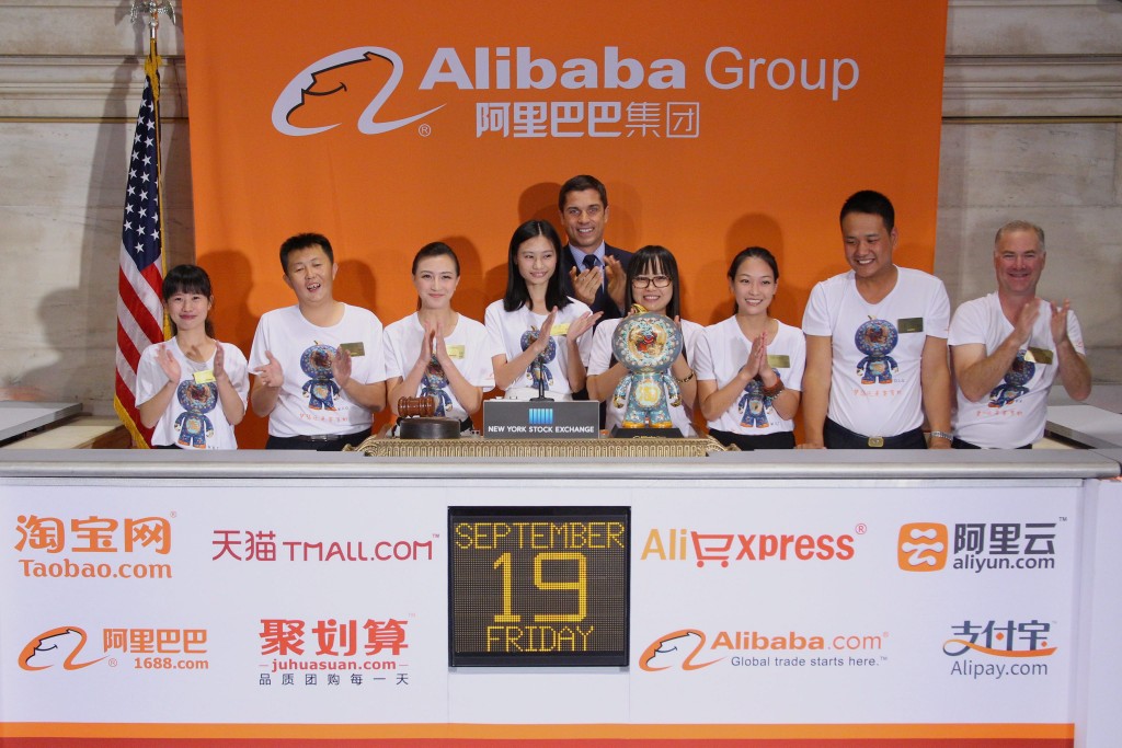 Dat meldt de Amerikaanse nieuwssite Quartz. Uit gegevens van de Chinese internetreus blijkt dat 65 procent van de vrouwen met een cupmaat B of kleiner, in de categorie valt die het minste uitgeeft. Ali baba-oprichter Jack Ma heeft de afgelopen tijd fors geïnvesteerd in datamining, het op grote schaal verzamelen van gegevens. Hij richtte vorig jaar een afdeling op waar 800 medewerkers de klantgegevens van Alibaba klanten uitpluizen. Alibaba versus Amazon Alibaba is het grootste Chinese online handelshuis. Onder de paraplu van Alibaba exploiteert ondernemer Jack Ma diverse webwinkels. Vaak wordt Alibaba vergeleken met zijn Amerikaanse branchegenoot Amazon. Maar de twee belangrijkste webwinkels van Alibaba, Taobao.com en Tmall.com, werken meer als een soort Marktplaats. Datamining kan het aantal transacties niet altijd bijhouden Alibaba gebruikt datamining om de inkoop van de producten zo goed mogelijk af te stemmen op de wens van zijn klanten. Toch is het soms te druk om alle gegevens te analyseren. Op 11 november had Alibaba 2,85 miljoen transacties per minuut en scoorde het bedrijf een omzet van 7,46 miljard euro. 11 november was geen gewone dag voor Alibaba. Die dag is in China omgedoopt tot ‘Singles Day', een dag waarop Chinezen zonder partner elkaar cadeautjes geven. Maar voor Alibaba is deze dag uitgegroeid tot een soort van superuitverkoopdag. Alibaba gebruikt de 5 procent van de gegevens die ze geanalyseerd hebben om de volgende Singles day zo goed mogelijk te organiseren. Het bedrijf was in 2012 nog verrast door de enorme hoeveelheid badkleding die er besteld werd vooral door Chinezen uit het Westen van het land, die op die manier hun potentiële partners uitnodigden om op vakantie te gaan.