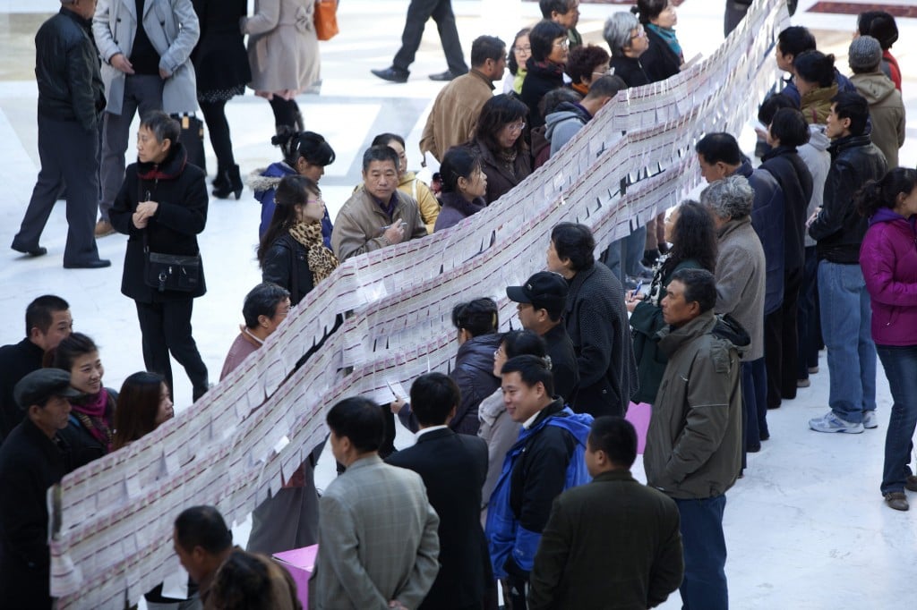 Voor de Chinese internetgigant Alibaba is het op 11 november altijd feest, met recordverkopen op zijn websites. Maar wat zeggen die cijfers eigenlijk? Alibaba is het grootste Chinese online handelshuis. Onder de paraplu van Alibaba (阿里巴巴) exploiteert ondernemer Jack Ma diverse webwinkels. Vaak wordt Alibaba vergeleken met zijn Amerikaanse branchegenoot Amazon. Maar de twee belangrijkste webwinkels van Alibaba, Taobao.com en Tmall.com, werken meer als een soort Marktplaats. Zo verwerkt Alibaba jaarlijks naar eigen zeggen 14,5 miljard orders, zijn er 279 miljoen actieve kopers per jaar en worden er 6,1 miljard doosjes verzonden met Alibabaspullen via pakketdiensten in China. Maar er is één dag die belangrijker is voor Alibaba dan welke andere dag dan ook: 11 november. Die dag is in China omgedoopt tot 'Singles Day', een dag waarop Chinezen zonder partner elkaar cadeautjes geven. Maar feitelijk is deze dag uitgegroeid tot een soort superuitverkoopdag.