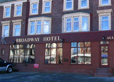 Een Engels echtpaar heeft van een hotel waar het in augustus verbleef 'een boete' gekregen wegens kritiek op de onderneming. Na hun verblijf in het Broadway Hotel in Blackpool uitten de Britten hun teleurstelling op de website Trip Advisor en kwalificeerde het Broadway Hotel als "een verrot stinkend krot gerund door Muppets". Korte tijd later ontdekte het stel dat via hun creditcard 125 euro naar de rekening van het hotel was verdwenen bovenop de eerder betaalde hotelrekening. De extra 125 euro moest worden afgedragen wegens "slechte kritiek". Dit zou hebben gestaan in de kleine lettertjes van de overeenkomst waarmee het echtpaar uit het noorden van Engeland hun hotelkamer had geboekt. Voor 'de boete' was het stel al erg ontevreden over de prijs, meldden Britse media: "Als je deze plek krijgt aangeboden voor twee weken voor een dubbeltje dan wordt je nog afgezet."