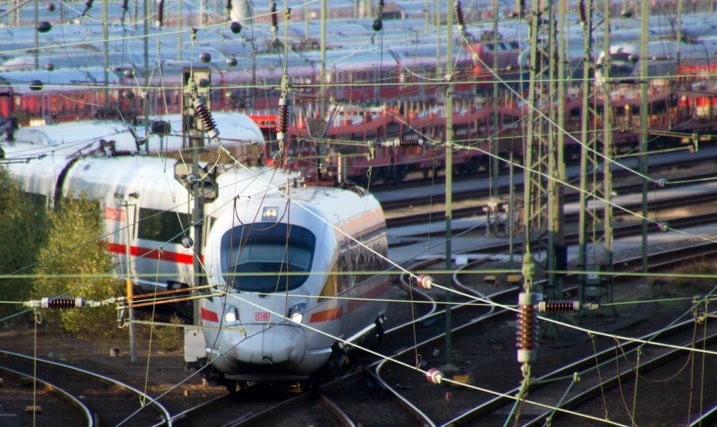 Vervoersbedrijf Deutsche Bahn klaagt diverse luchtvaartmaatschappijen, waaronder Air France-KLM aan, wegens het maken van illegale prijsafspraken ten nadele van een dochterbedrijf van Deutsche Bahn. Dat melden diverse internationale media, waaronder de Franse krant Le Monde en persbureau AFP. Het gaat om een klacht namens de logistieke dienstverlener Schenker, een dochter van Deutsche Bahn. Diverse luchtvaartmaatschappijen zouden prijsafspraken hebben gemaakt over luchtvrachttarieven die ten koste zouden zijn gegaan van expeditiebedrijf Schenker.