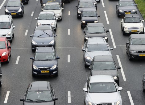 Het onstuimige weer zorgt dinsdagochtend voor langere files dan normaal. "Het is een hele drukke ochtendspits geworden met bij elkaar meer dan 300 kilometer file'', zei een woordvoerster van de ANWB. Vooral in Noord-Holland, waar buien vallen en flinke windstoten voorkomen, zijn de dagelijkse files omvangrijk. Met name op de A7 (Hoorn-Zaandam) en de A9 (Alkmaar-Amsterdam) is het aanschuiven. Voor de avondspits wordt met het herfstachtige weer eenzelfde beeld verwacht. "Het verkeer is onrustiger. Er wordt meer geremd", aldus de woordvoerster van de ANWB. Voor dinsdagmiddag en tijdens de avondspits adviseert de ANWB automobilisten niet met caravan of lege aanhanger de weg op te gaan, vanwege de harde windstoten. "Dat advies geldt zolang de windstoten aanhouden." File op A27 Op de A27, Breda richting Utrecht, was dinsdagochtend voor 07.00 uur al een file van 14 kilometer ontstaan doordat de spitsstrook niet open is. Oorzaak is een technische storing. Het staat vast tussen Gorinchem en Lexmond. Omdat enige tijd het advies gold om te rijden via knooppunt Deil over de A15 en de A2, is het ook op de A2 druk met files van bij elkaar wel 20 kilometer.