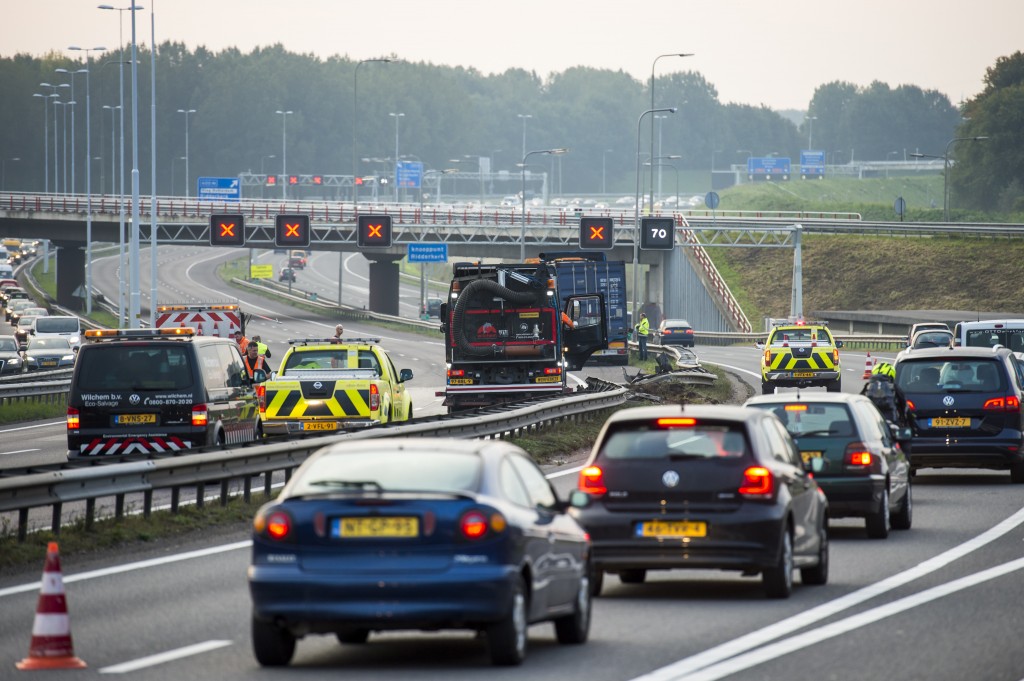 De files op de Nederlandse snelwegen hebben het bedrijfsleven in 2013 tussen de 613 tot 797 miljoen euro gekost. De duurste fileplek van Nederland was de A15. Dat blijkt uit maandag gepubliceerd onderzoek van TNO in opdracht van Transport en Logistiek Nederland (TLN) en verladersorganisatie EVO. De dagelijkse files zorgen voor tijdverlies en meer brandstofverbruik. Ook leiden de files tot andere kosten zoals de inzet van extra voertuigen om goederen toch op tijd af te leveren en aanpassingen in de rit- en routeplanning.