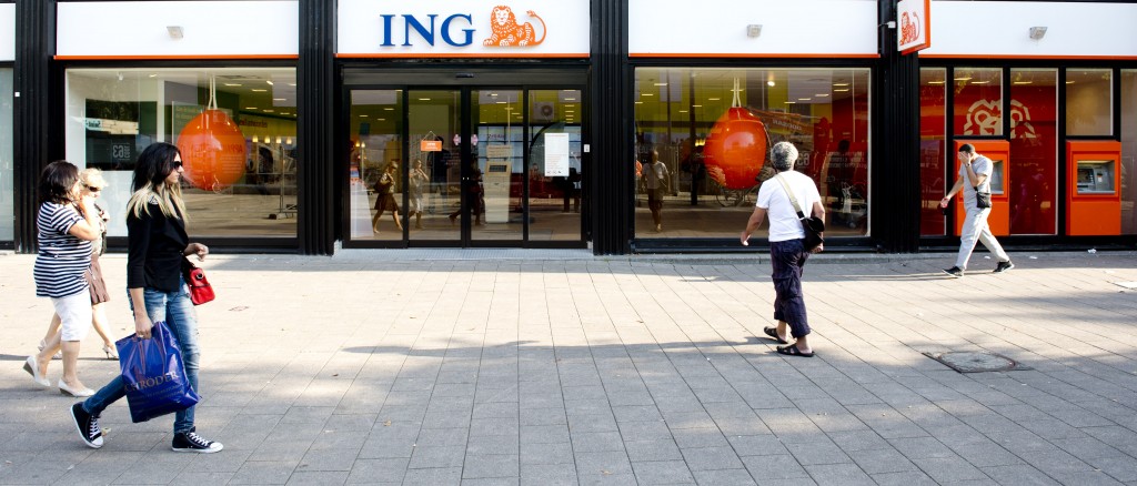 ING gaat de komende drie jaar ongeveer 1700 banen in Nederland schrappen, omdat het financieel concern verder inzet op de digitalisering van zijn bankactiviteiten. Dat maakte ING dinsdag bekend. Verder zal het aantal voltijdsbanen dat wordt vervuld door externe dienstverleners met circa 1075 worden verminderd. De meeste banen komen te vervallen bij het hoofdkantoor voor consumentenbankieren bij ING, bij de administratieve diensten, de callcenters en IT-afdelingen. ,,Er zal sprake zijn van een heel beperkt natuurlijk verloop'', aldus een woordvoerster.