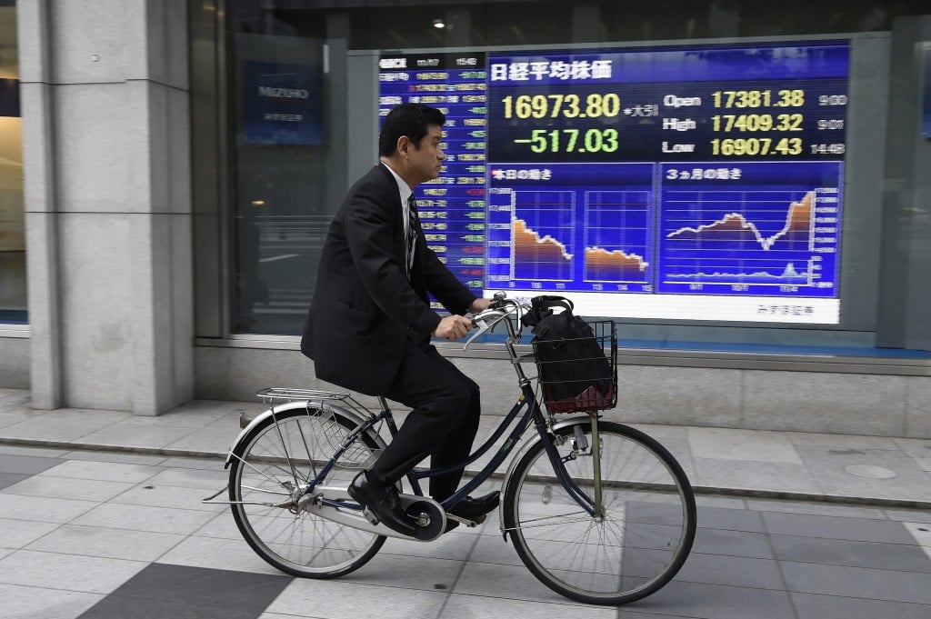 De AEX-index op Beursplein 5 noteerde aan het einde van de ochtend 0,3 procent lager. De Europese aandelenbeurs stonden maandagochtend overwegend in het rood. Teleurstellend nieuws uit Japan, waar de economie onverwachts in een recessie is beland, drukte de stemming op de financiële markten. "Het Japanse bbp-cijfer kwam als een schok. Er was een economische groei verwacht en het werd uiteindelijk een dikke min. In Japan moeten meer stimuleringsmaatregelen worden genomen en dat zal mogelijk weer een positief effect hebben op de beurzen", aldus beleggingsadviseur Bart Flentge van Hof Hoorneman Bankiers.