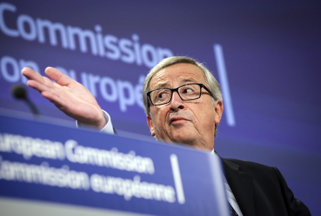 Het Europese investeringsprogramma dat Jean-Claude Juncker wil opzetten, heeft vooralsnog weinig substantie. Analist Arne Petimezas van AFS Group praat je bij, vanaf de beursvloer in Amsterdam. 1.We wisten al wel dat het ‘investeringsprogramma’ van Europese Commissie Voorzitter Jean-Claude Juncker gebakken lucht zou zijn. Maar Juncker weet het toch nog voor elkaar te krijgen om met heel erg laag gespannen verwachtingen toch nog teleur te stellen. Juncker beloofde afgelopen zomer 300 miljard euro aan investeringen. We kwamen er al snel achter dat het programma uit bestaande middelen gefinancierd zou worden, waardoor er nauwelijks nog kan worden gesproken van fiscale stimulering. Daarnaast bleek dat het programma over drie jaar wordt uitgesmeerd, dat lidstaten Juncker geen cent willen geven en dat financiering door het crisisfonds ESM uit den boze is. En afgelopen weekend werd dan duidelijk hoe Juncker aan de 300 miljard euro denkt te komen. De Europese Investeringsbank komt met een lachwekkende 5 miljard euro en de EU geeft 16 miljard euro aan garanties, meldt persbureau Bloomberg op basis van ingewijden. De rest moet worden opgehaald bij private beleggers, waarvan maar de vraag is of zij trek hebben in een fonds met een hefboomfactor van 15.