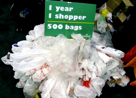 De Europese Unie bindt de strijd aan met de dunne plastic wegwerptasjes. Over enkele jaren moet het gebruik van deze milieuvervuilende verpakking fors zijn teruggedrongen. De Europese Commissie in Brussel verzet zich niet langer tegen het voorstel van de EU-lidstaten en het Europees Parlement, aldus Europees commissaris Frans Timmermans (Betere Regelgeving) woensdag. De commissie streefde ook naar een forse vermindering van het gebruik, maar verschilde van mening met de andere partijen over de manier waarop. De landen en het EU-parlement willen het gebruik van de wegwerptasjes in fases terugdringen, van negentig tasjes per persoon in 2019 tot veertig in 2025. Maar als alternatief kan er bijvoorbeeld ook een prijs voor het tasje worden verlangd, of er kan belasting op worden geheven. De Europese Commissie wilde een algemene regel, waardoor EU-lidstaten het milieuvervuilende verpakkingsmateriaal kunnen verbieden. Volgens de commissie gebruikt een Europeaan gemiddeld bijna tweehonderd plastic zakken per jaar, waarvan 90 procent wegwerpzakjes. D66-Europarlementariër Gerben-Jan Gerbrandy is verheugd dat de Europese Commissie overstag is gegaan. Iedereen begrijpt dat een Europese aanpak nodig is, stelt de politicus. "Het bevestigt hoe gevaarlijk het is om uit de heup te schieten en daar later op terug te moeten komen." Timmermans uitte de afgelopen dagen nog bedenkingen en zorgen over de alternatieve plannen van lidstaten en parlement.