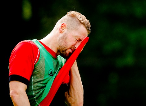 Voetbalclub NEC uit Nijmegen heeft al maanden geen huur meer betaald voor het Goffertstadion. Directeur algemene zaken Bart van Ingen heeft woensdagmorgen beloofd dat de club nog deze week inzicht geeft in de financiële situatie. Hij wil eerst het personeel en de raad van commissarissen inlichten, liet hij via Twitter weten. [google-drive number='1'] De gemeente kocht het stadion in 2002 voor 12 miljoen euro van NEC. Die aankoop was destijds ook noodzakelijk om de club te redden. Nijmegen wil het stadion nu wel terugverkopen aan NEC, maar dan moet de club eerst de achterstallige huur betalen. Over die constructie zijn geheime besprekingen gaande. Het college vraagt de Nijmeegse gemeenteraad woensdagavond de geheimhouding nog een paar weken te laten voortduren om de onderhandelingen niet te verstoren. NEC presenteerde vorig jaar nog een ambitieus verbouwingsplan voor het stadion. Dat zou voor 20 miljoen euro verbouwd moeten worden tot een multifunctioneel complex, waar ook anderen dan de voetbalclub gebruik van kunnen maken. NEC laat ook deze week weten hoe de huurachterstand wordt opgelost, aldus Van Ingen.