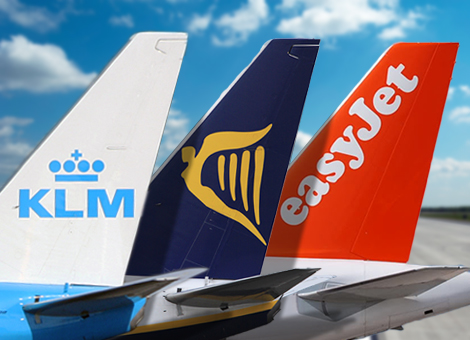 De vijf grootste luchtvaartmaatschappijen van Europa komen met een gezamenlijke organisatie om hun belangen in de Europese Unie te behartigen. Dat maakten de vijf CEO’s van Air France-KLM (Alexandre de Juniac), easyJet (Carolyn McCall), IAG (Willie Walsh), Lufthansa (Carsten Spohr) en Ryanair (Michael O'Leary) bekend tijdens een "historische" gezamenlijke persconferentie in Brussel, schrijft Luchtvaartnieuws.nl. De nog naamloze organisatie, naar het model van Airlines of America, moet per 1 oktober actief zijn. Samengevat willen de vijf airlines dat Europa luchtvaartregels eenvoudiger en eenduidiger maken en paal en perk stelt aan de kosten van luchthavens. Ook moet een einde komen aan “onredelijke heffingen” op luchtvervoer, zoals het geval is in het Verenigd Koninkrijk. De geschetste maatregelen moeten leiden tot meer efficiëntie, meer groei en meer banen. Dan kunnen ook de prijzen van vliegtickets omlaag. Maatregelen regen stakingen De oprichting van de nieuwe belangengroep vindt plaats buiten de bestaande organisatie als AEA en ELFAA om. “Het is aan elke airline om te bepalen of ze lid blijven van de bestaande luchtvaartorganisaties in Europa”, zei easyJet-topvrouw Carolyn McCall. Air France-KLM en Lufthansa zijn lid van de AEA, easyJet en Ryanair behoren tot ELFAA. British Airways en Iberia (IAG) stapten eerder uit de AEA. “We zijn het over aan aantal zaken oneens, maar over tachtig procent van de onderwerpen zijn we het juist wel eens”, zei IAG-topman Willie Walsh. Daarbij gaat het om onder meer de ontwikkeling van de Single European Sky, de hoge luchthaventarieven en belastingen en het belang van de luchtvaart voor werkgelegenheid. Ook willen de airlines dat de EU maatregelen doorvoert om te voorkomen dat stakende luchtverkeersleiders grote delen van het vliegverkeer lam kunnen leggen. Visie op Golfcarriers Binnen de nieuwe entiteit willen de ‘Big Five’ een eensgezinde stem richting EU-transportcommissaris Violeta Bulc laten horen. Zij houdt momenteel een consultatie om tot een Europees luchtvaartbeleid te komen. “We zetten hiervoor de zaken waarover we het oneens zijn opzij”, zei Walsh. Een heikel onderwerp is de visie op de toegang tot Golfcarriers tot de Europese markten. IAG, deels in handen van Qatar Airways, is pro-Golfcarriers, terwijl Air France-KLM en Lufthansa willen dat de EU actie onderneemt tegen de met overheidssteun gerealiseerde uitbreiding. Het onderwerp Golfcarriers bleef dan ook inhoudelijk onbesproken tijdens de persconferentie. “Die discussie vindt plaats buiten deze groep van airlines”, zei Air France-KLM topman Alexandre de Juniac. Werkgelegenheid in Europa Ryanair-topman Michael O’Leary sprak over een “historische bijeenkomst” met de vier collega's waarmee hij doorgaans in de clinch ligt. “Het is voor het eerst dat we elkaar op hetzelfde moment ontmoeten.” Volgens de topman van Europa's grootste budgetcarrier speelt de luchtvaartsector een belangrijke rol in het realiseren van werkgelegenheid, met name in Zuid-Europa waar de jeugdwerkloosheid groot is. "We willen een Europees beleid dat pro-luchtvaart is." De CEO’s dringen naast een efficiëntere luchtverkeersleiding, regulering van luchthaventarieven door de Europese Commissie ook voor het schrappen van belastingen op vliegtickets. Walsh: “Het schrappen van dit soort taxen in Ierland en Nederland heeft tot positieve effecten geleid.” Volg de luchtvaartsector op Luchtvaartnieuws.nl.