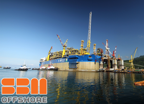 SBM Offshore is bezig wereldwijd twaalfhonderd banen te schrappen en verhuist zijn hoofdkantoor van Monaco naar Amsterdam. Dat maakte de dienstverlener aan de olie- en gasindustrie donderdag bekend. Het bedrijf biedt nu nog werk aan ruim 10.500 mensen. Door de reorganisatie gaan zeshonderd vaste arbeidsplaatsen verloren en net zoveel externe banen. Dat moet een besparing op de personeelskosten opleveren van zo'n 40 miljoen dollar (32 miljoen euro) per jaar. De kosten van de reorganisatie worden geraamd op 25 miljoen dollar, waarvan 17 miljoen dollar nog dit jaar in de boeken wordt opgenomen. SBM Offshore grijpt in met het oog op de verslechterde marktomstandigheden. Door de fors gedaalde olieprijzen investeren klanten de komende jaren naar verwachting minder in de schepen voor de productie en opslag van olie en gas die het bedrijf levert. De maatregelen zijn volgens topman Bruno Chabas noodzakelijk om op termijn de winst te kunnen laten toenemen. De keuze voor Amsterdam als vestigingsplaats heeft onder meer te maken met de beursnotering aldaar en de aanwezigheid in Nederland van veel partijen die bij het bedrijf betrokken zijn. Verder verwacht SBM Offshore te profiteren van de nabijheid van belangrijke oliebedrijven en van de luchthaven Schiphol. Op het nieuwe hoofdkantoor komen circa honderd mensen te werken. De verhuizing vindt plaats in het derde kwartaal van volgend jaar.