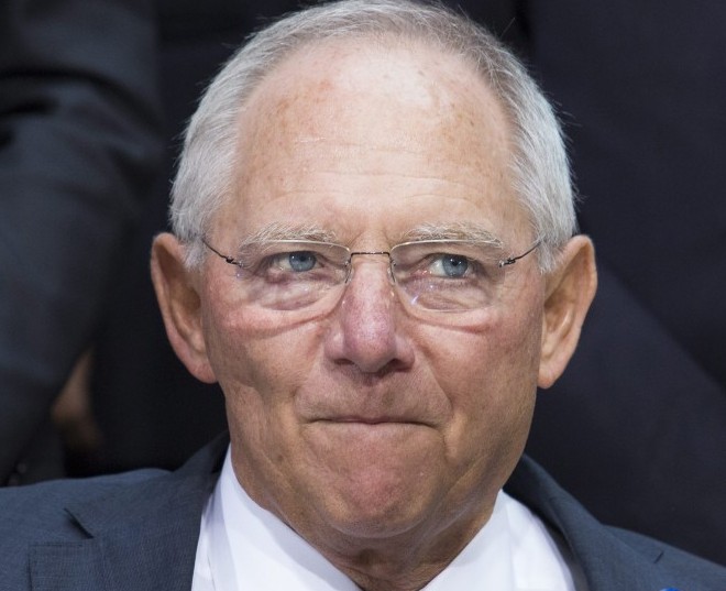 2.De Duitse minister van Financiën Wolfgang Schäuble heeft op donderdag vriend en vijand verrast door onverwacht een fop-stimuleringsprogramma aan te kondigen. Duitsland gaat over een periode van drie jaar 10 miljard euro extra investeren in infrastructuur. Dat komt neer op 0,1 procent van het BBP per jaar, macro-economisch verwaarloosbaar. En daarmee geeft Schäuble Europa de middelvinger. De Fransen verlangden 50 miljard euro, en de ECB, het IMF, de OESO, de Verenigde Staten en zo’n beetje elke EU-lidstaat wil dat Duitsland met een echt grootschalig stimuleringsprogramma komt om de vraag te stimuleren in het verval van de Duitse infrastructuur tegen te gaan. Schäuble wil er niets van weten en voor de eeuwigheid moet de begroting in balans zijn of een licht overschot vertonen.