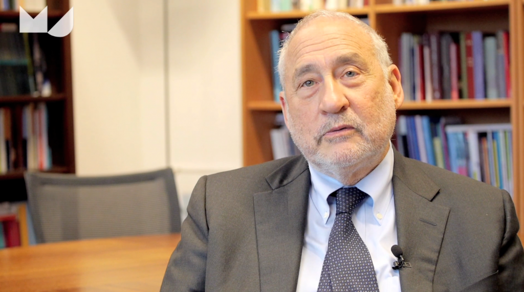 De Amerikaanse econoom en Nobelprijswinnaar Joseph Stiglitz geeft de eurozone nog niet op, maar het roer moet wel radicaal om. Het gaat niet lekker met de eurozone. Sterker nog de eurolanden dreigen weg te zakken in een lange periode van malaise, die erger is dan wat Japan sinds het begin van de jaren 1990 heeft meegemaakt. Dat stelt econoom Joseph Stiglitz in een video-interview met discussieplatform Me Judice.
