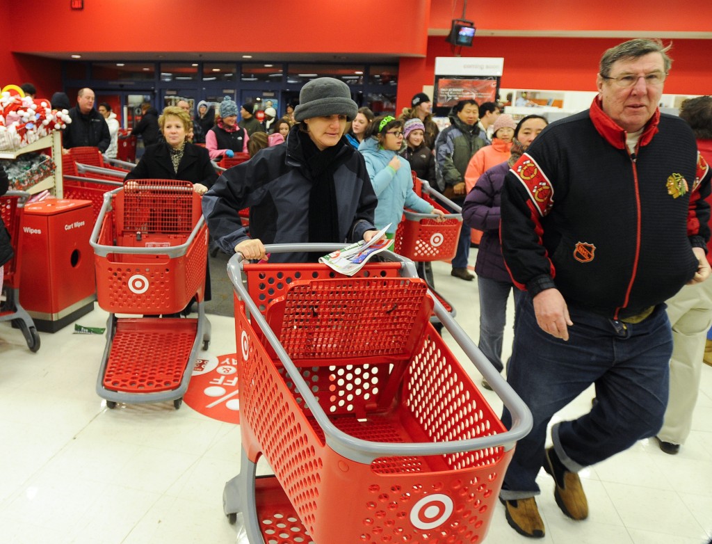 De Amerikaanse elektronicaketen Target heeft in het derde kwartaal de eigen verwachtingen en die van analisten overtroffen met een groei van de vergelijkbare omzet met 1,2 procent op jaarbasis. Dat maakte het winkelbedrijf, dat eerder dit jaar topman Gregg Steinhafel zag vertrekken na een groot datalek en tegenvallende resultaten, woensdag bekend. De totale omzet, niet gecorrigeerd voor bijvoorbeeld veranderingen van het winkelbestand, steeg met een kleine 3 procent tot 17,7 miljard dollar (14,1 miljard euro). Target hield onder de streep 352 miljoen dollar over, een toename met ruim 3 procent ten opzichte van een jaar eerder. De nieuwe topman Brian Cornell sprak van ,,bemoedigende trends'', met name in de verkopen in eigen land. Hij liet weten de belangrijke feestdagenperiode in december met vertrouwen tegemoet te zien. ,,Wij hebben verbeteringen aangebracht in onze bedrijfsvoering, prijzen en assortiment'', zei hij. ,,We willen graag zien hoe onze gasten daarop reageren.'' Cornell staat voor de taak het vertrouwen van consumenten te herwinnen na het datalek, waarbij vorig jaar uitgerekend in de feestdagenperiode de gegevens van zo'n 40 miljoen klanten werden gestolen. De naweeën van die affaire dwongen het bedrijf in augustus tot een winstalarm. Target verwacht nu over heel 2014 een winst te behalen tussen de 3,15 en 3,25 dollar per aandeel. Halverwege het jaar hanteerde het nog een ruimere bandbreedte, van 3,10 tot 3,30 dollar per aandeel.
