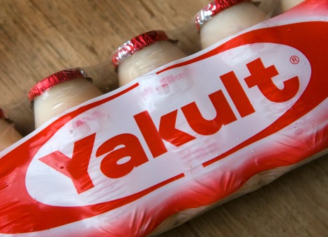 De Franse zuivelproducent Danone staat voor de verkoop van zijn volledige belang van 20 procent in de Japanse branchegenoot Yakult Honsha. Dat meldde persbureau Bloomberg woensdag op basis van ingewijden. Volgens de bronnen is er intern bij Danone een discussie gestart over de verkoop van het belang, maar is er nog geen definitieve beslissing genomen. De huidige marktwaarde van Yakult Honsha, dat vooral bekend is van de kleine flesjes probiotische zuiveldrank, bedraagt 10 miljard dollar (8 miljard euro). Met de verkoop van de aandelen is zodoende een bedrag gemoeid van circa 2 miljard dollar. Het geld dat Danone eventueel ophaalt met het afstoten van het aandeel Yakult Honsha wordt mogelijk gebruikt voor acquisities. Het bedrijf meldde bij de presentatie van de afgelopen jaarcijfers dat het streeft naar groei na de eerste winstdaling in meer dan tien jaar tijd.