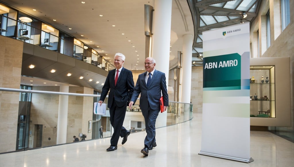 Net als andere grootbanken kijkt ook ABN Amro kritisch naar het gebruik van zijn kantorennetwerk. Een snoeioperatie gaat 650 tot duizend banen kosten. Dat maakte ABN Amro vrijdag bekend bij de presentatie van de derde kwartaalcijfers. De 650 tot 1.000 banen verdwijnen in de periode tot 2018. ABN Amro trekt hiervooer 50 tot75 miljoen euro uit in verband met reorgisatiekosten. Daarnaast investeert de bank zo'n 150 miljoen euro om de digitalisering van bankprocessen te versnellen. Exclusief bijzonder posten steeg de onderliggende winst van ABN Amro in het derde kwartaal van dit jaar met 56 procent naar 450 miljoen euro. ABN Amro droeg in het derde kwartaal nog voor 67 miljoen euro bij aan de bankenheffing in verband met de nationalisatie van SNS Reaal. Het nettoresultaat kwam daardoor uit op 383 miljoen euro.