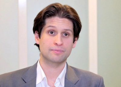 de groot ruiz Het rekenmodel van het Amsterdamse True Price drukt in geld uit hoe zwaar het maken van een product het milieu en de samenleving belast. Dat moet ondernemingen aansporen om duurzamer te werken. True Price lanceerde woensdag een algemene richtlijn om sociale en milieukosten van producten te berekenen. Op basis van deze richtlijn kan op een systematische manier berekend worden wat de kosten zijn van watervervuiling bij de aanleg van een weg in Nederland, of kosten door onderbetaling voor bloemen uit Kenia. True Price heeft dat laatste voorbeeld uitgewerkt, vertelt Adrian de Groot Ruiz van het bedrijf tegenover MeJudice. De levenscyclus van een roos uit Kenia van de boerderij tot winkel is financieel in kaart gebracht. Hoeveel mensen, land en water zijn er nodig om een roos te maken? En hoeveel moeten arbeiders verdienen om goed van het rozenkweken te kunnen leven? Dat alles is vertaald naar de prijs van een enkele roos, zodat de consument weet welk bedrag erbij zou moeten om de Keniaanse kwekers van de bloem een goed inkomen te bezorgen. Het doel van True Price's model is dat bedrijven inzicht krijgen in de keten en zo de kosten voorhet milieu en de lokale samenleving verlagen. Bedrijven als AkzoNobel, BAM en Tony’s Chocolonely passen de methoden die de richtlijn omschrijft al toe. Bekijk het gesprek dat De Groot Ruiz had met MeJudice, het discussieplatform voor economen.