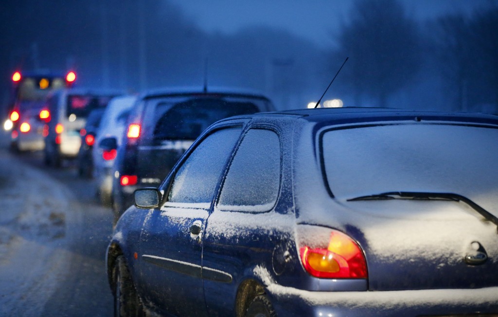 Het kan weer glad worden op de weg, doordat op veel plaatsen mist ontstaat die kan aanvriezen. Rijkswaterstaat meldt dat in de nacht van zondag op maandag en maandagochtend waar nodig gestrooid wordt. Automobilisten moeten niet alleen rekening houden met gladheid, maar ook met mist en hoogstwaarschijnlijk dus ook met het krabben van de autoruiten, melden Buienradar.nl en Weerplaza.nl. Volgens het KNMI is het zondagavond en in de nacht naar maandag droog en op de meeste plaatsen onbewolkt. Alleen in het noordoosten ontstaat waarschijnlijk geen mist, omdat daar wolkenvelden voorkomen. De mist kan volgens het KNMI "verkeersbelemmerend" zijn. Maandag aan het einde van de ochtend lossen de nevel en mist geleidelijk op en verdwijnt de gladheid.