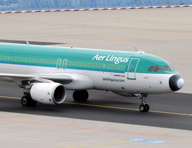 De Brits-Spaanse luchtvaartgroep IAG, moederbedrijf van British Airways, Iberia en Vueling, overweegt een bod te doen op de Ierse branchegenoot Aer Lingus. Dat meldde de Britse zakenkrant Financial Times (FT) donderdag op gezag van ingewijden. De deal zou nog voor Kerstmis kunnen worden beklonken. De belangrijkste aandeelhouder van Aer Lingus is momenteel de eveneens Ierse prijsvechter Ryanair, met een belang van bijna 30 procent. De Ierse overheid heeft ruim een kwart van de aandelen in handen en de Arabische luchtvaartmaatschappij Etihad Airways iets meer dan 4 procent. Met een overname van Aer Lingus zou IAG een groot aantal schaarse en daarmee waardevolle start- en landingstijden op de drukke Londense luchthaven Heathrow in handen krijgen. De Ierse luchtvaartmaatschappij is daar de op twee na grootste speler. Ook kan Aer Lingus zorgen voor aanvoer van passagiers voor verre vluchten van BA. Ryanair vist achter net IAG-topman Wille Walsh heeft een verleden bij Aer Lingus. Hij begon er zijn loopbaan als piloot. Later verdiende hij als topman de bijnaam 'Slasher Walsh' toen hij in de voor de luchtvaart dramatische nasleep van de terreuraanslagen in de Verenigde Staten in 2001 zo'n 30 procent van de banen schrapte. Grootaandeelhouder Ryanair probeerde zelf tot drie keer Aer Lingus geheel in handen te krijgen. Die pogingen liepen evenwel vast op tegenwerking van het bedrijf zelf en mededingingsbezwaren in Brussel. Samen zouden de twee maatschappijen een te dominante rol krijgen op de Ierse luchtvaartmarkt.