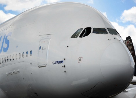 Vliegtuigbouwers Airbus en Boeing zien de vraag naar hun allergrootste toestellen opdrogen. Waarom zijn grote vliegtuigen uit de gratie geraakt? Het jaar 2014 is het eerste jaar waarin het de Franse vliegtuigbouwer Airbus niet is gelukt een nieuwe koper te vinden voor de superjumbo A380, het grootste passagiersvliegtuig ter wereld dat plaats biedt aan ruim 500 mensen. Woensdag maakte het bedrijf bekend als gevolg daarvan de productie van de A380 mogelijk te staken. De eerste commerciële vlucht van de Airbus A380 vond plaats in 2007. Singapore Airlines had destijds de primeur. Na aanvankelijk grote belangstelling van luchtvaartmaatschappijen, zag Airbus de afgelopen twee jaar de orders voor de superjumbo opdrogen. In juli van dit jaar kreeg Airbus wederom een tegenslag te verwerken, toen het Japanse Slymark Skylines een order voor zes A380's schrapte. Skymark plaatste de order in 2011, maar zou onvoldoende financiële middelen hebben om de toestellen te kunnen betalen. De catalogusprijs van een A380 is 308 miljoen euro. Boeing kampt ook met zorgen Ook Boeing maakte vorige week negatief nieuws bekend over hun grootste toestel, de 747-8 jumbojet. De Amerikaanse vliegtuigproducent schroeft de productie van de 747-8 voor de derde keer dit jaar terug door een teruglopende vraag naar het viermotorige toestel. De productie komt nu op 1,3 vliegtuig per maand. In oktober schroefde het in Chicago gevestigde concern de productie al terug tot 1,5 vliegtuig per maand. Zowel Boeing als Airbus zien de vraag naar hun grootste toestellen dus afnemen. Wat is daarvan de reden? Kleine, zuinigere toestellen Luchtvaartmaatschappijen zijn -- mede ingegeven door de crisis -- steeds meer op zoek naar manieren om kosten te besparen. En een van de grootste besparingen die ze kunnen doen is minder tussenstops maken. Hoe langer een vliegtuig aan de grond staat, hoe meer tijd en geld er wordt verspild. Knooppunten zoals Schiphol zijn bovendien steeds drukker. Een nieuwe generatie van zuinigere, tweemotorige vliegtuigen maakt het mogelijk om tussenstops over te slaan op langeafstandsvluchten. Dat is niet alleen ideaal voor de luchtvaartmaatschappijen; ook passagiers zijn tevredener als ze niet over hoeven te stappen. De Dreamliner van Boeing, die sinds 2011 in bedrijf is, is een van die nieuwe, zuinigere toestellen. Het tweemotorige vliegtuig is voor een groot deel gebouwd van koolstofvezel en lichte metalen zoals aluminium en titanium. Daardoor ligt het brandstofverbruik 20 procent lager dan bij bestaande vliegtuigen van vergelijkbare omvang. Het toestel kan ongeveer 250 tot 300 passagiers vervoeren. De A350 is het antwoord van Airbus op de Dreamliner. Op 22 december wordt daarvan de eerste afgeleverd aan Qatar Airways. Kostbare strop De komst van de tweemotorige vliegtuigen hoeft nog niet het einde te betekenen van de superjumbojets, schrijft luchtvaartkenner Arnold Burlage op Luchtvaartnieuws.nl. Op drukke routes als Londen-Sydney of Parijs-New York kunnen de A380 en 747-8 nog zeker een rol spelen. "De vraag is wel of vliegmaatschappijen dan uiteindelijk toch niet zullen kiezen voor de inmiddels veel zuinigere toestellen", aldus Burlage. Hoe dan ook, Boeing en Airbus lijken de markt voor supergrote toestellen verkeerd te hebben ingeschat. En dat kan verstrekkende gevolgen hebben. De ontwikkelingskosten van de A380 bedroegen circa 20 miljard euro. Airbus zal naar verluidt quitte spelen op het toestel in de jaren 2015 tot en met 2017. Voor 2018 en daarna is dat niet zeker. Daarmee dreigt de A380 een kostbare misstap te worden voor het concern.