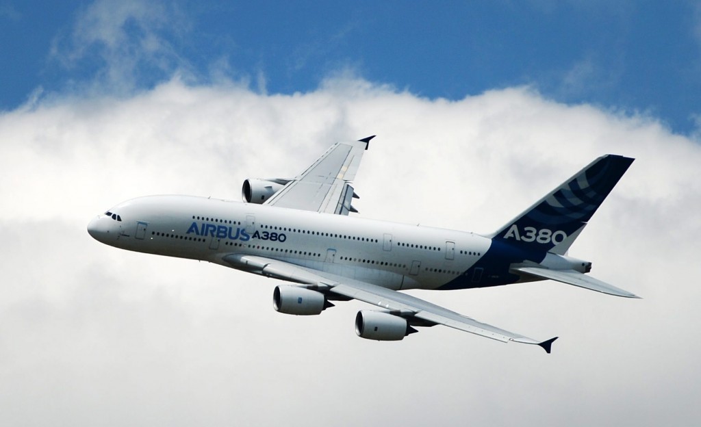Vliegtuigmaker Airbus staakt mogelijk de productie van de A380, nu het dit jaar niet is gelukt een koper te vinden voor de superjumbo. De Europese vliegtuigmaker erkende woensdag dat hij zich heeft verkeken op de markt voor het toestel. 2014 is het eerste jaar waarin het Airbus niet is gelukt een nieuwe koper te vinden voor de A380. Het heeft wel een toezegging van een leasemaatschappij voor de aanschaf van twintig vliegtuigen, maar het doorgaan van die order is allerminst zeker. Onlangs annuleerde het Japanse Skymark Airlines een bestelling van zes vliegtuigen, waardoor het orderboek van de A380 flinterdun blijft. Kostbare misstap De ontwikkelingskosten van de A380, die ondertussen zeven jaar in productie is, bedroegen circa 25 miljard dollar (circa 20,1 miljard euro). Airbus zal naar verluidt quitte spelen op het toestel in de jaren 2015 tot en met 2017. Voor 2018 en daarna is dat niet zeker. Daarmee dreigt de A380 een kostbare misstap te worden voor het concern. Volgens financieel topman Harald Wilhelm van Airbus staat het concern voor de keuze. Of het stopt met de productie van het vliegtuig, of het gaat op zoek naar een nieuwe zuinigere motor waarmee het toestel levensvatbaarder wordt. Slechts één trouwe klant Luchtvaartmaartschappij Emirates is vooralsnog de enige trouwe klant. Dat concern bestelde tot nu toe 140 vliegtuigen. Veel andere maatschappijen kiezen vaak voor een kleinere en zuinigere variant. Die zitten sneller vol en zijn minder afhankelijk van de lengte van een landingsbaan. Volgens topman Alexandre de Juniac van Air France-KLM is de A380 een fantastisch toestel. "Maar wel voor de juiste bestemmingen", zo gaf hij aan. De Frans-Nederlandse maatschappij zou naar verluidt de laatste twee van het dozijn dat is besteld, willen omzetten in een order voor kleinere modellen. Winstalarm Airbus Airbus gaf ook een winstwaarschuwing af. De vliegtuigmaker verwacht dat het resultaat in 2016, na groei in het huidige en komende jaar, zal stabiliseren. In 2017 en 2018 zal het pas weer stijgen. Ook denkt het bedrijf dat het moeilijk wordt geld te genereren omdat het moet investeren, onder meer in een reorganisatie bij de militaire tak van het bedrijf. Daarnaast bleek de overdracht van het eerste toestel van het type A350 XWB aan Qatar Airways, zonder opgaaf van redenen, uitgesteld. Het aandeel Airbus kelderde woensdag ruim 10 procent op de beurs in Parijs, de sterkste koersdaling voor het concern in jaren.