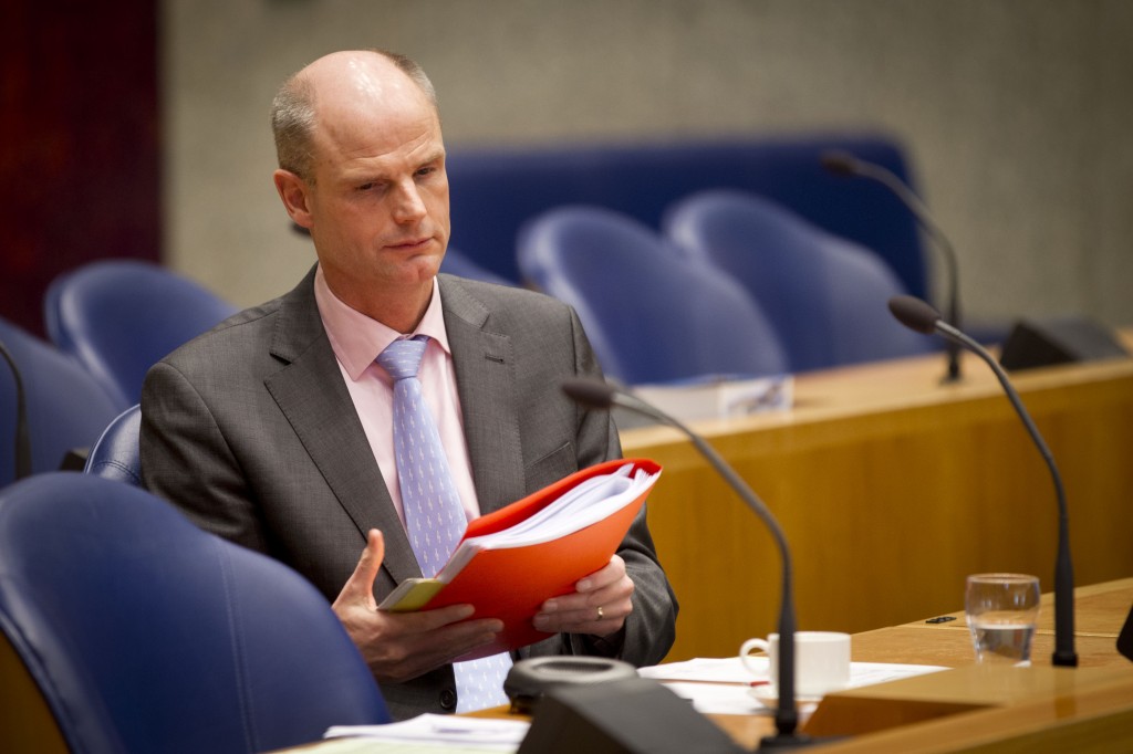 De Tweede Kamer debatteert maandag over de aanpak van misstanden bij woningcorporaties. Een nieuwe, strengere toezichthouders en meer invloed voor huurders staan op de agenda. Huurders moeten meer invloed krijgen op woningcorporaties. Zo moeten zij instemmingsrecht hebben bij belangrijke beslissingen, zelf huurderscommissarissen aan kunnen wijzen, professioneel ondersteund worden en volwaardig mee kunnen onderhandelen over prestatieafspraken tussen corporaties en gemeenten. Dat zullen PvdA, SP en D66 maandag naar voren brengen in een Tweede Kamerdebat met minister Stef Blok van Wonen. Aanleiding is het rapport van de Parlementaire Enquêtecommissie Woningcorporaties. Die onderzocht de misstanden bij de corporaties en kwam met harde conclusies.