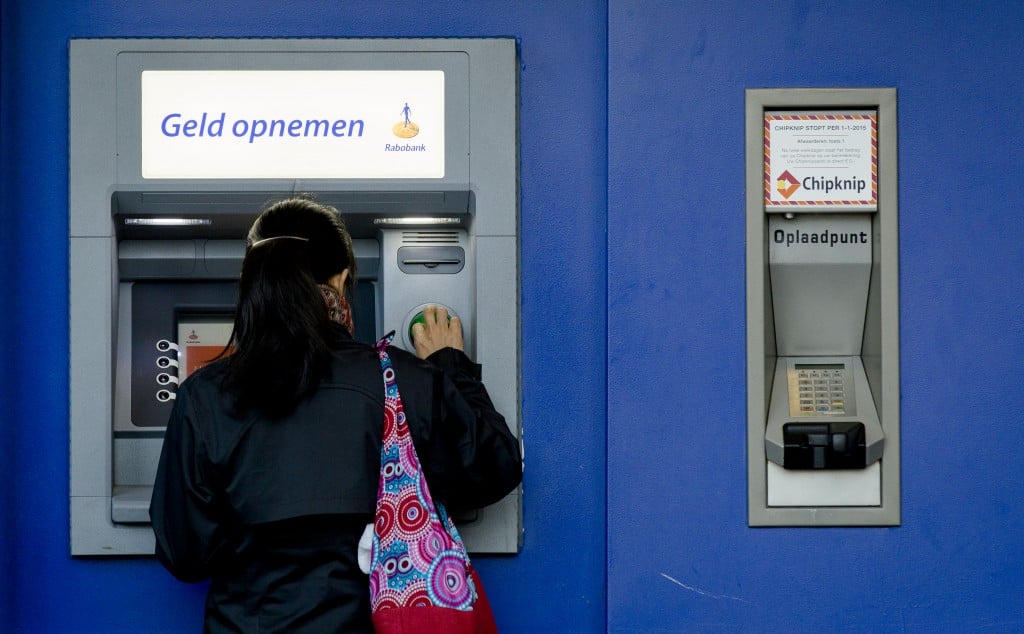 De stakingsactie bij geldtransporteur Brink's Nederland mag doorgaan. Banken kampen door de actie met geldautomaten die niet meer worden bijgevuld. Vooral Rabobank heeft daar veel last van. De voorzieningenrechter heeft dinsdag in een kort geding bepaald dat de stakingsactie bij Brink's mag doorgaan. De leiding van geldtransporteur Brink's Nederland had het kort geding aangespannen tegen de vakbonden FNV Bondgenoten en CNV Vakmensen.