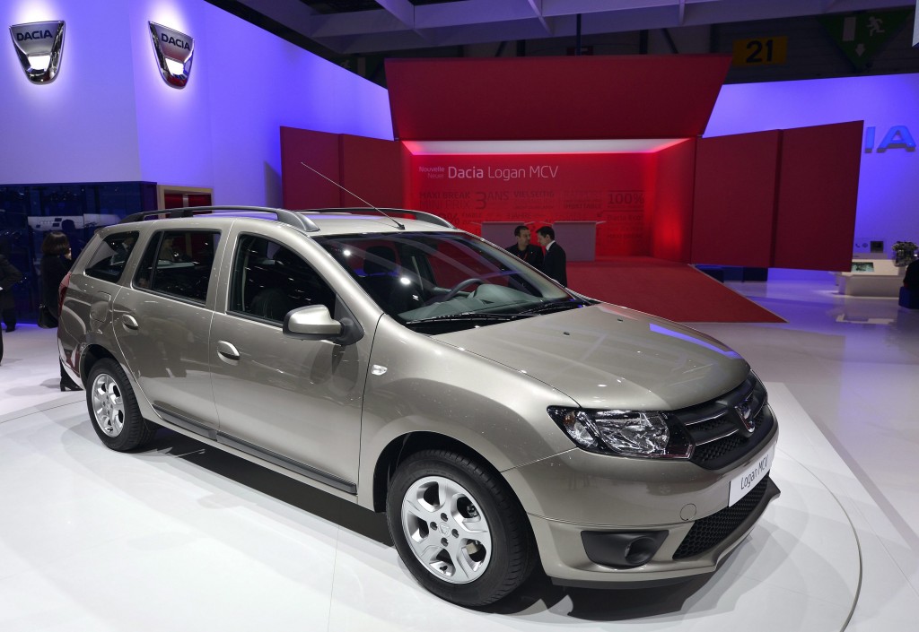 De nieuwe Dacia Logan heeft een dikke onvoldoende gekregen in een Europese botsproef. Dat maakte de ANWB woensdag bekend. Bij een frontale botsing blijkt dat het passagierscompartiment van de auto ernstig wordt vervormd, waardoor de bescherming van de inzittenden te wensen overlaat. ,,Bij de botsing kwamen er scheuren in de voetenruimte en schoten de pedalen ver naar achteren'', aldus de ANWB.