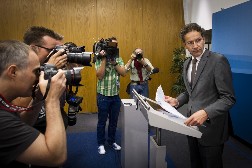 De beslissing over de verwachte terugkeer van ABN Amro op de beurs valt begin volgend jaar. Binnen een paar maanden moet duidelijk zijn of ABN Amro naar de beurs gaat of niet. Minister Jeroen Dijsselbloem van Financiën zal de Tweede Kamer daar begin volgend jaar over informeren, meldde hij de Kamer dinsdag. ABN Amro Nederland werd eind 2008 genationaliseerd, als onderdeel van de redding van het Fortis-concern. Het kabinet nam vorig jaar augustus het principebesluit de bank op enig moment weer naar de beurs te brengen. Dijsselbloem zei eind vorig jaar dat hij er geen haast mee heeft en dat de markt er klaar voor moet zijn.